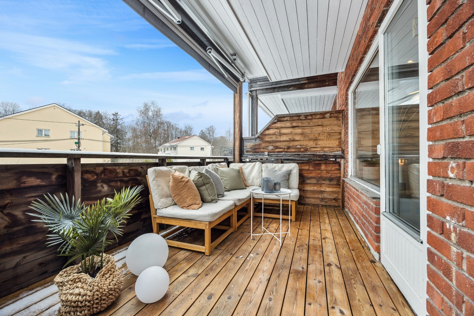 God plass til hagemøblement på balkong Galleribilde