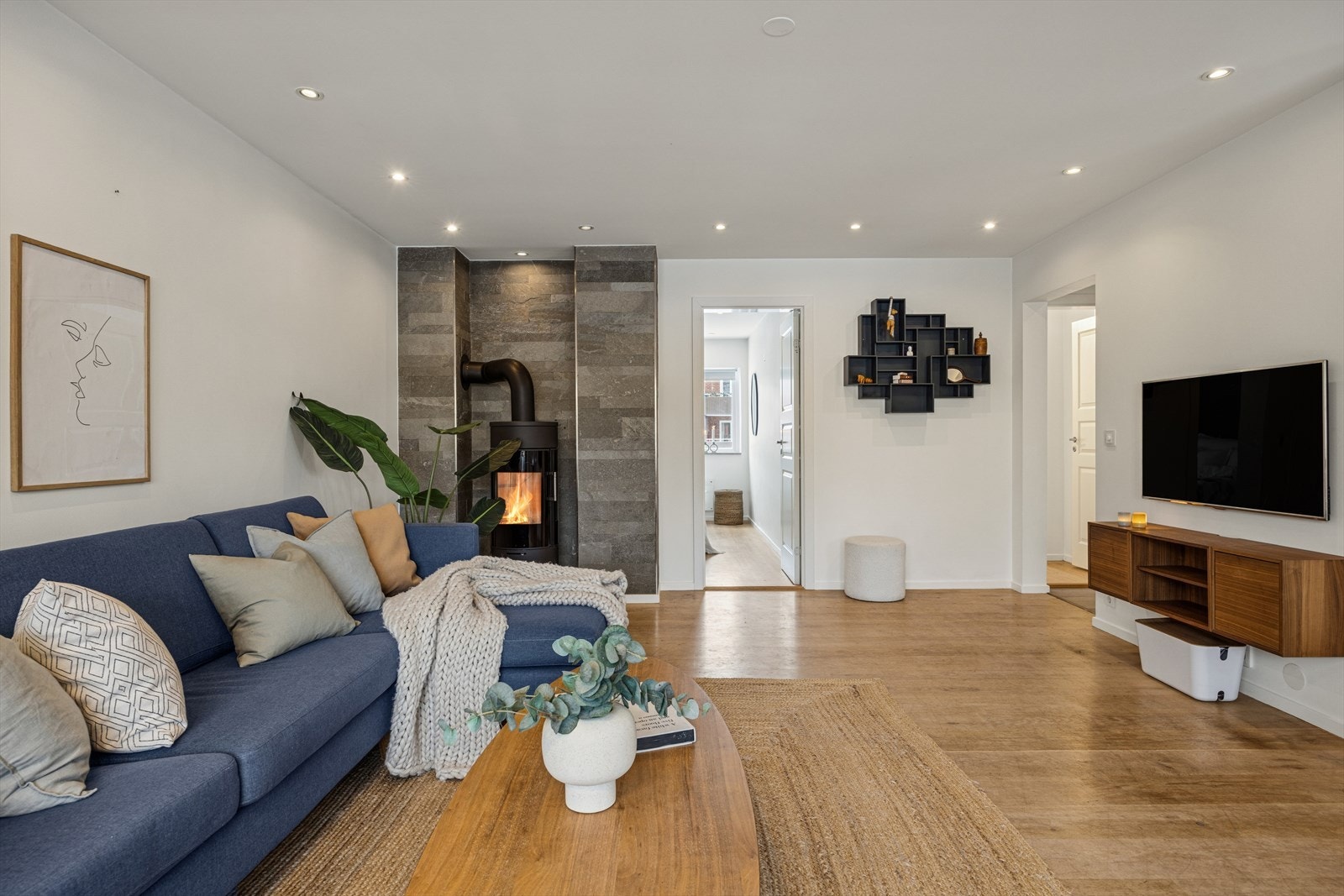 Stue har hyggelig peisovn Galleribilde