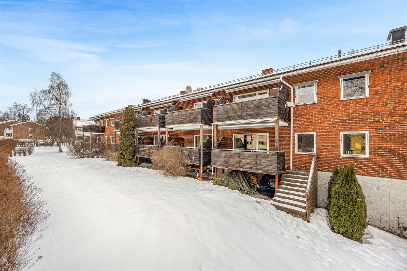 Det er trapp fra balkong og ned til hage Galleribilde