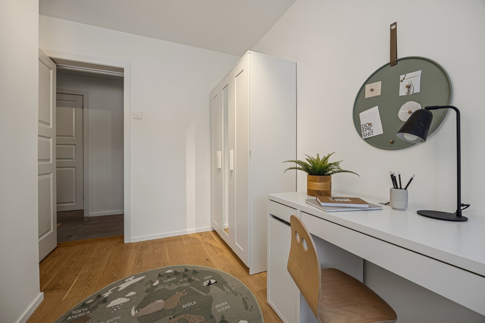 Soverom 2 har god plass til både seng og skrivepult Galleribilde