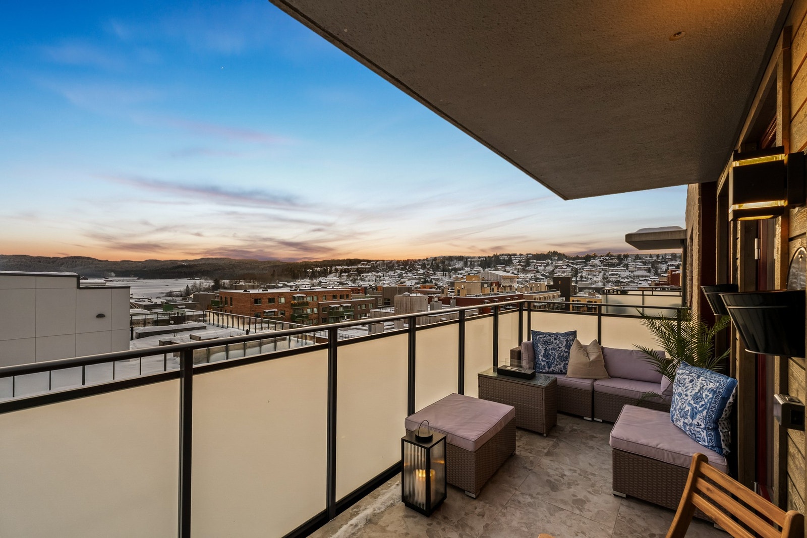 Det er masse av plass til møbler , blomster, grill, varmelampe og eller jacuzzi om du vil. Galleribilde