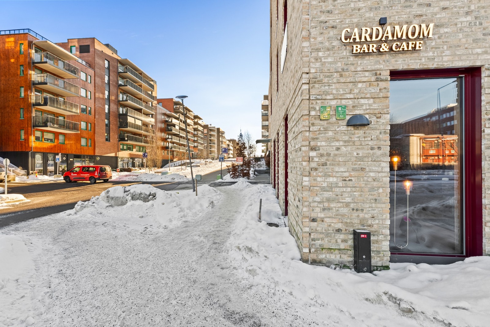 Langs gågaten er det frisør, flere spisesteder, Kiwi, Rema 1000 mm. Galleribilde