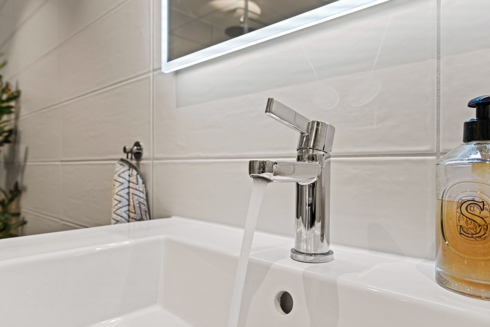 Alle armaturer er fra anerkjente Tapwell og baderomsinnredning fra Svedbergs. Galleribilde