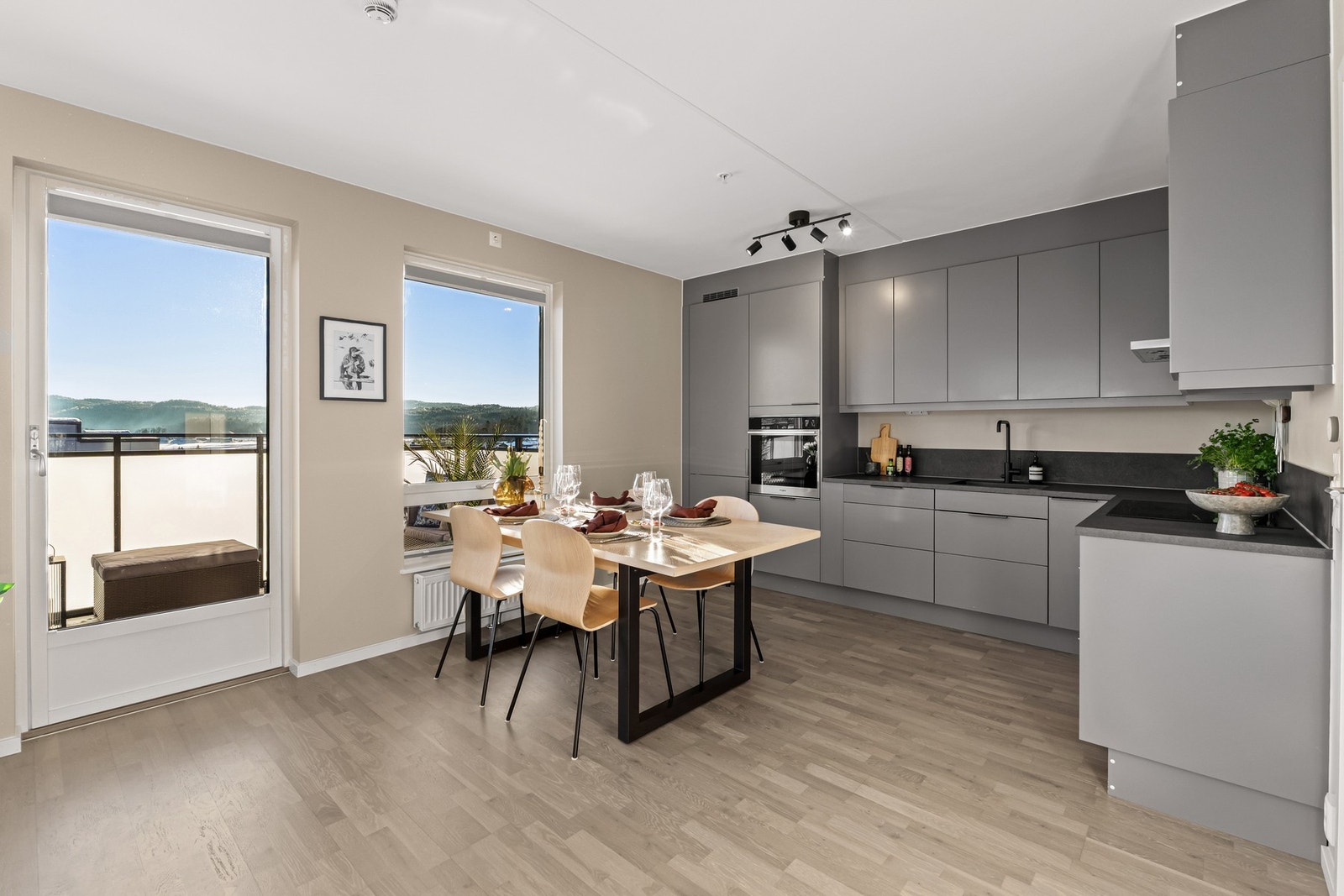 Stilrent Marbodal kjøkken med takhøy innredning og godt med oppbevaringsplass. LED lys under sokkel og overskap. Galleribilde