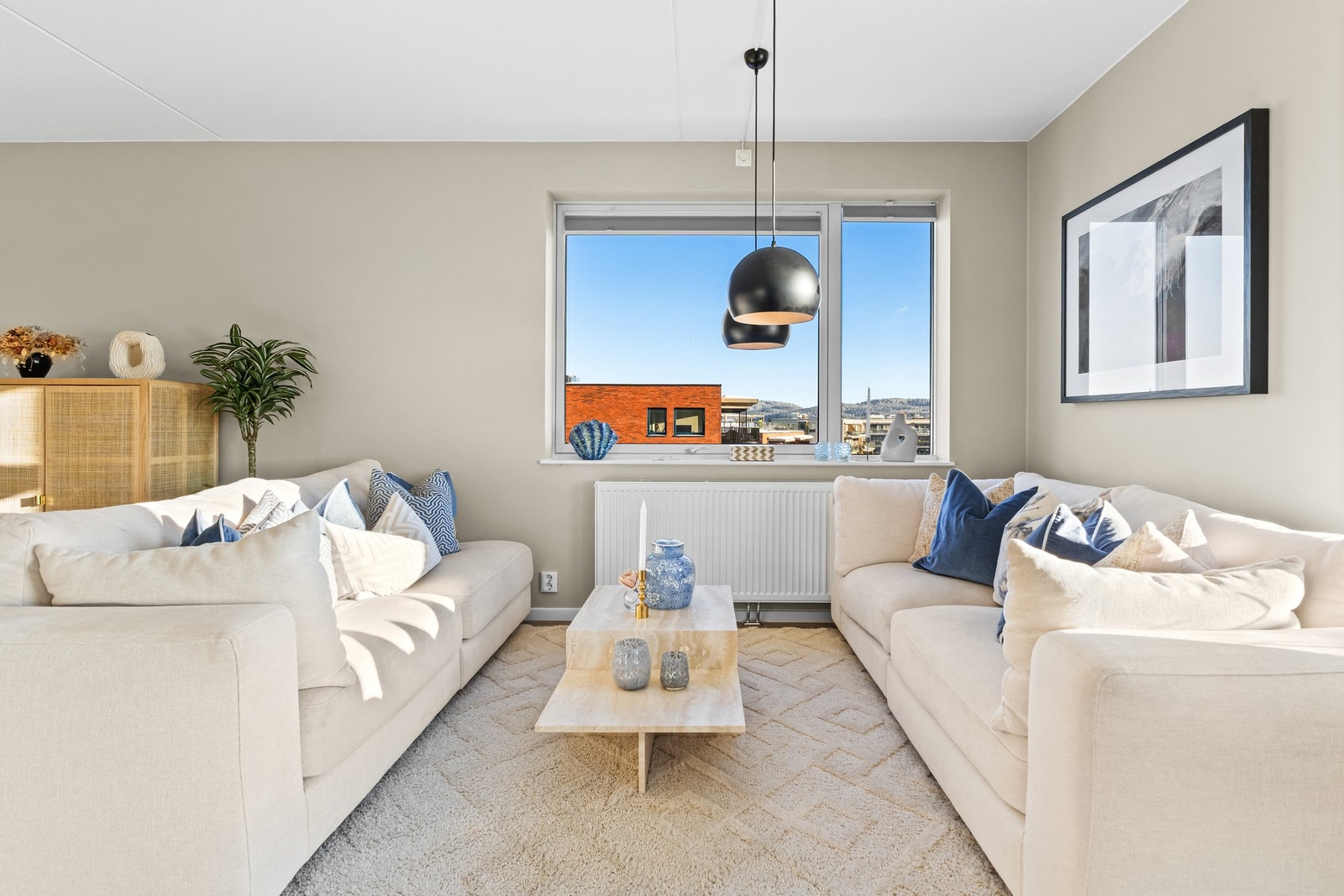 Boligen varmes opp via radiatorer og det er TV/fibernett levert av Altibox. Galleribilde