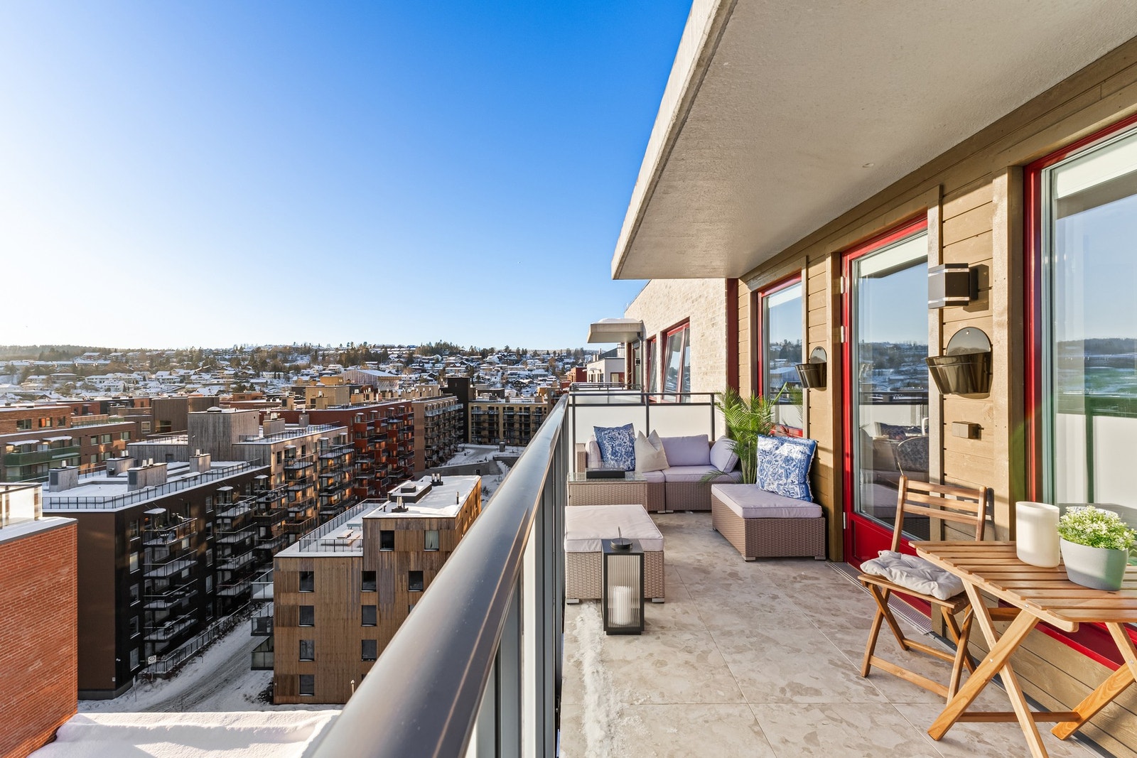 Tiltalende balkong med moderne terrazzo 60x60 utefliser og en helt enestående utsikt. Galleribilde