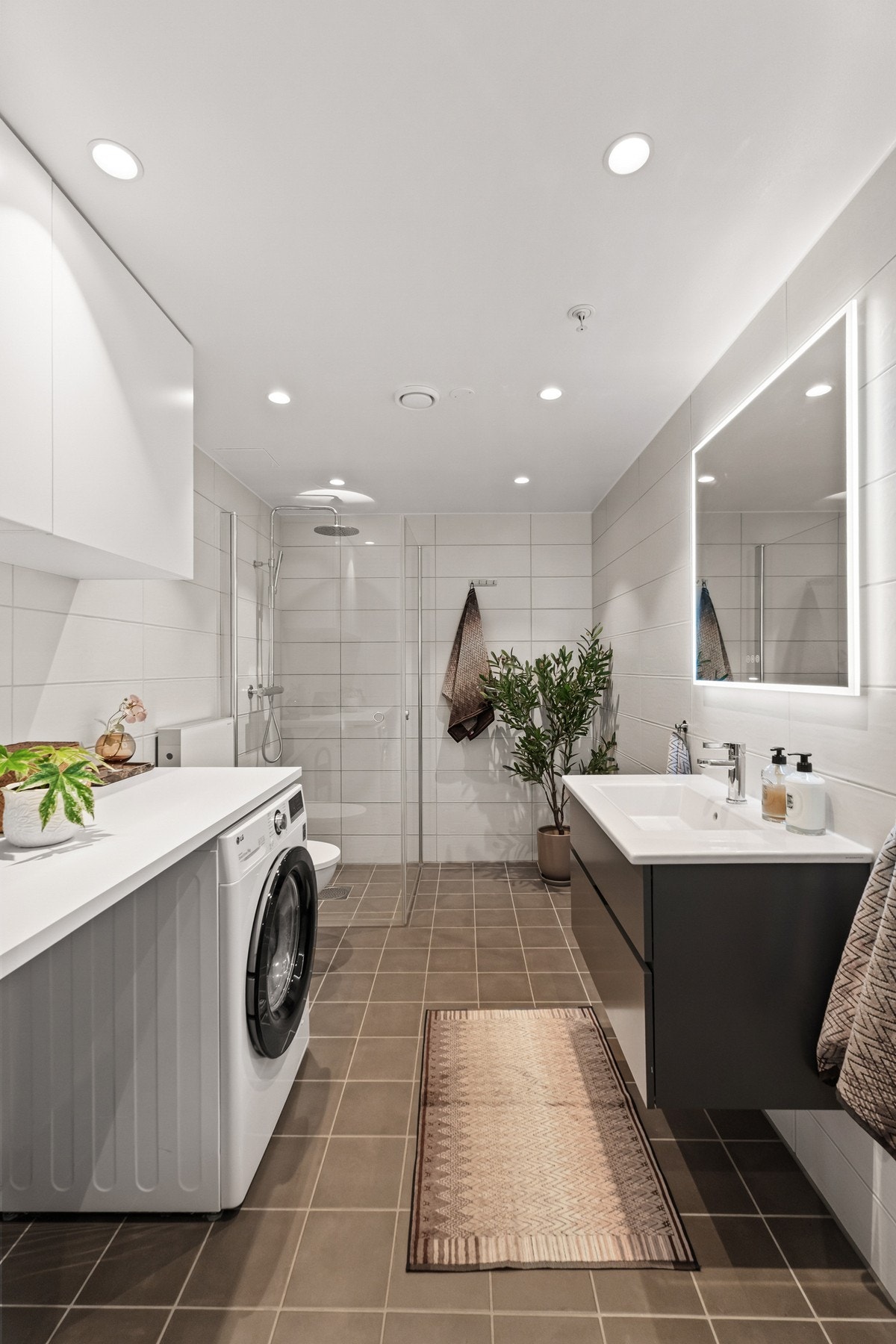 Lekkert flislagt bad av meget god størrelse med downlights Galleribilde