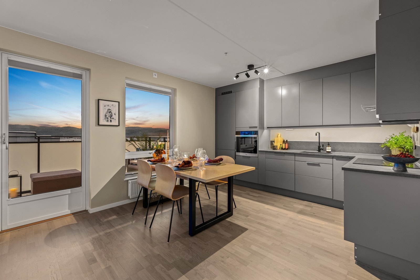 Boligen er fra 2022 med gjenværende nybyggaranti, bygget er svanemerket og det er kun TG1 tilstandsgrader. Galleribilde