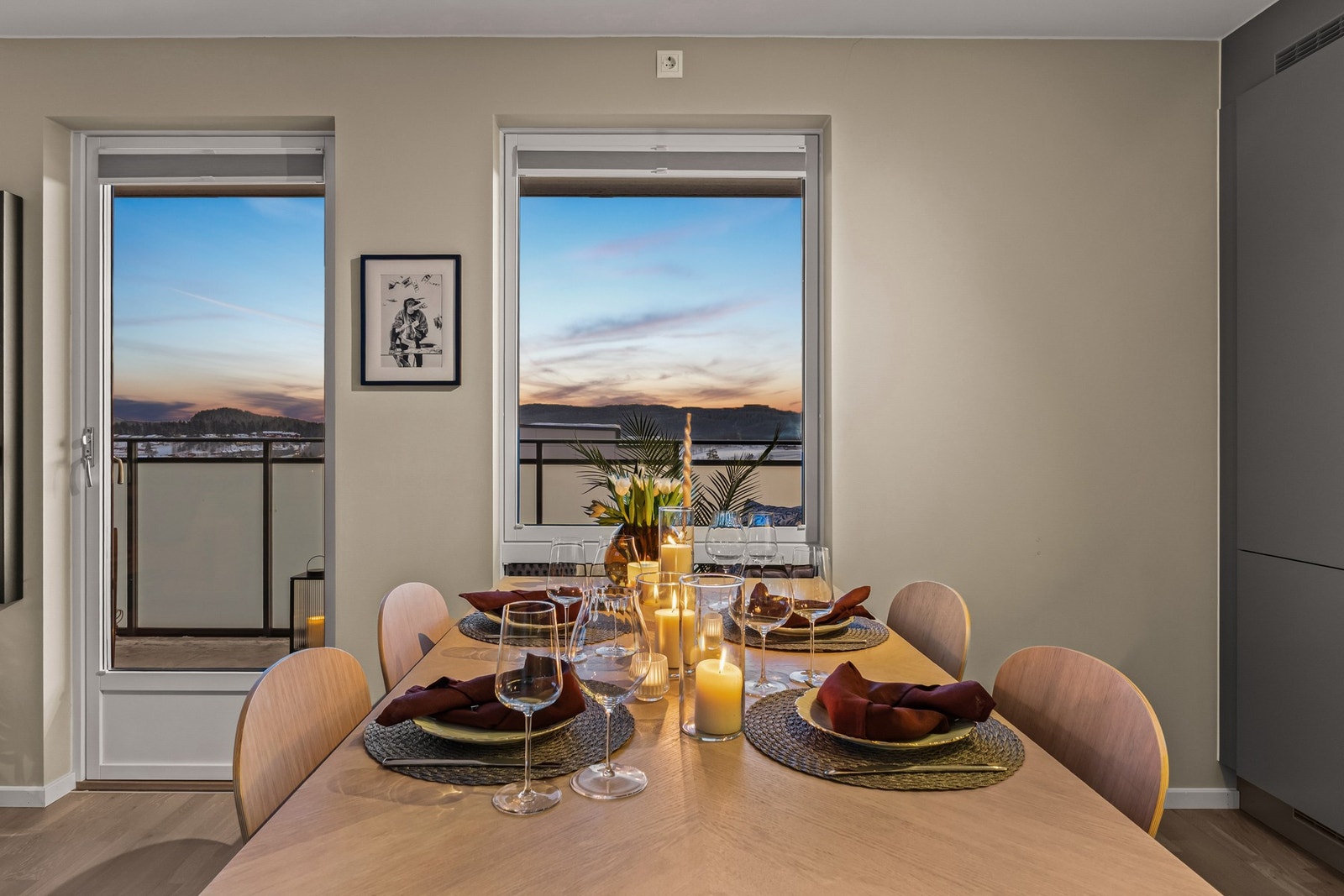 Plissegardiner til verdi av 75 000,- er montert på alle vinduer/balkongdører Galleribilde