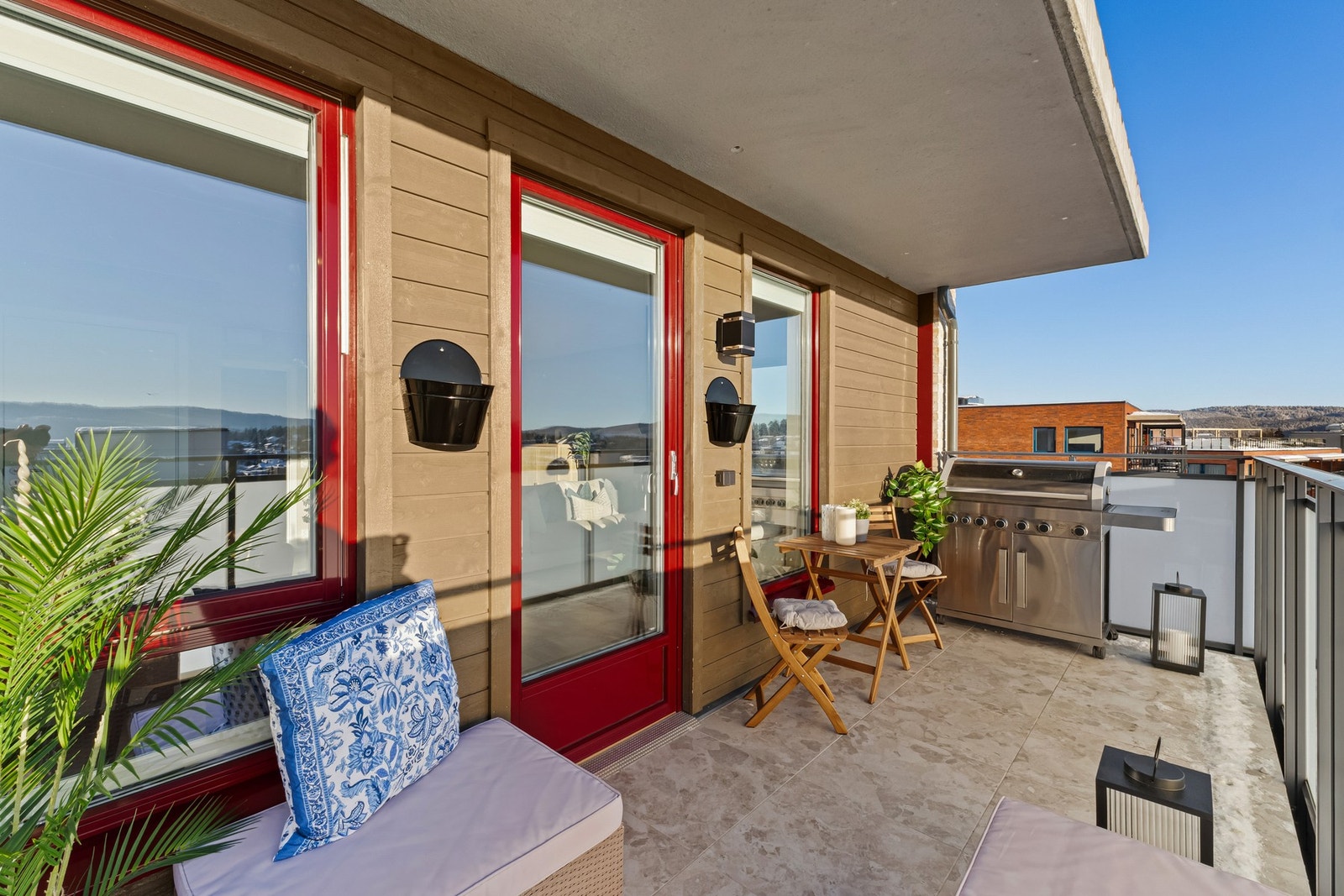 Balkongen er sydvendt og 12 kvm stor. Stikkontakt og utebelysning er montert Galleribilde