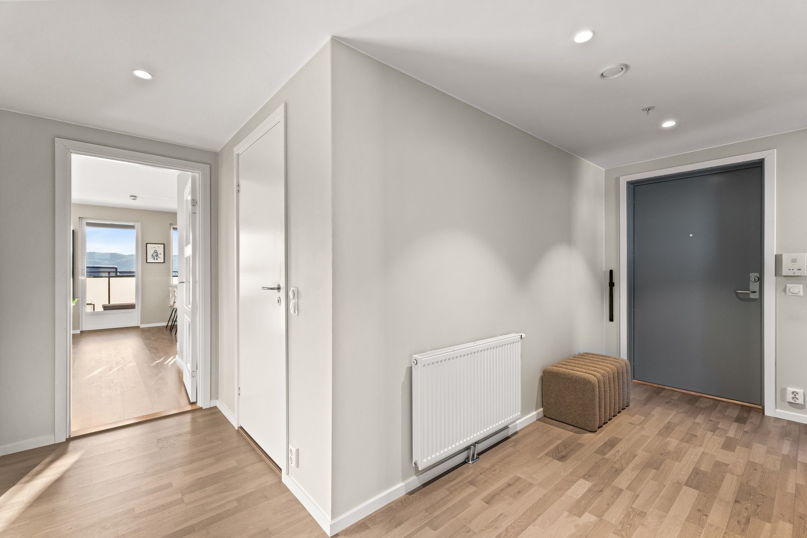 Gangen er stor og innbydende med plass til sittebenk, skoskap, speil og pynt. Galleribilde