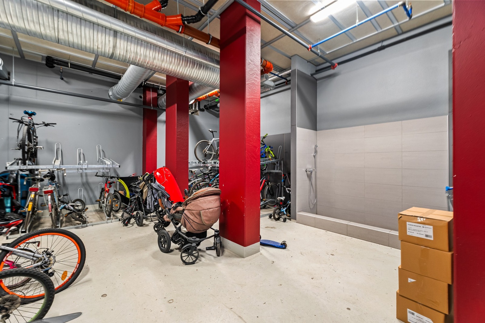 2 stk fellesrom til barnevogn, sykler, sykkelvask og smørebenk. Galleribilde