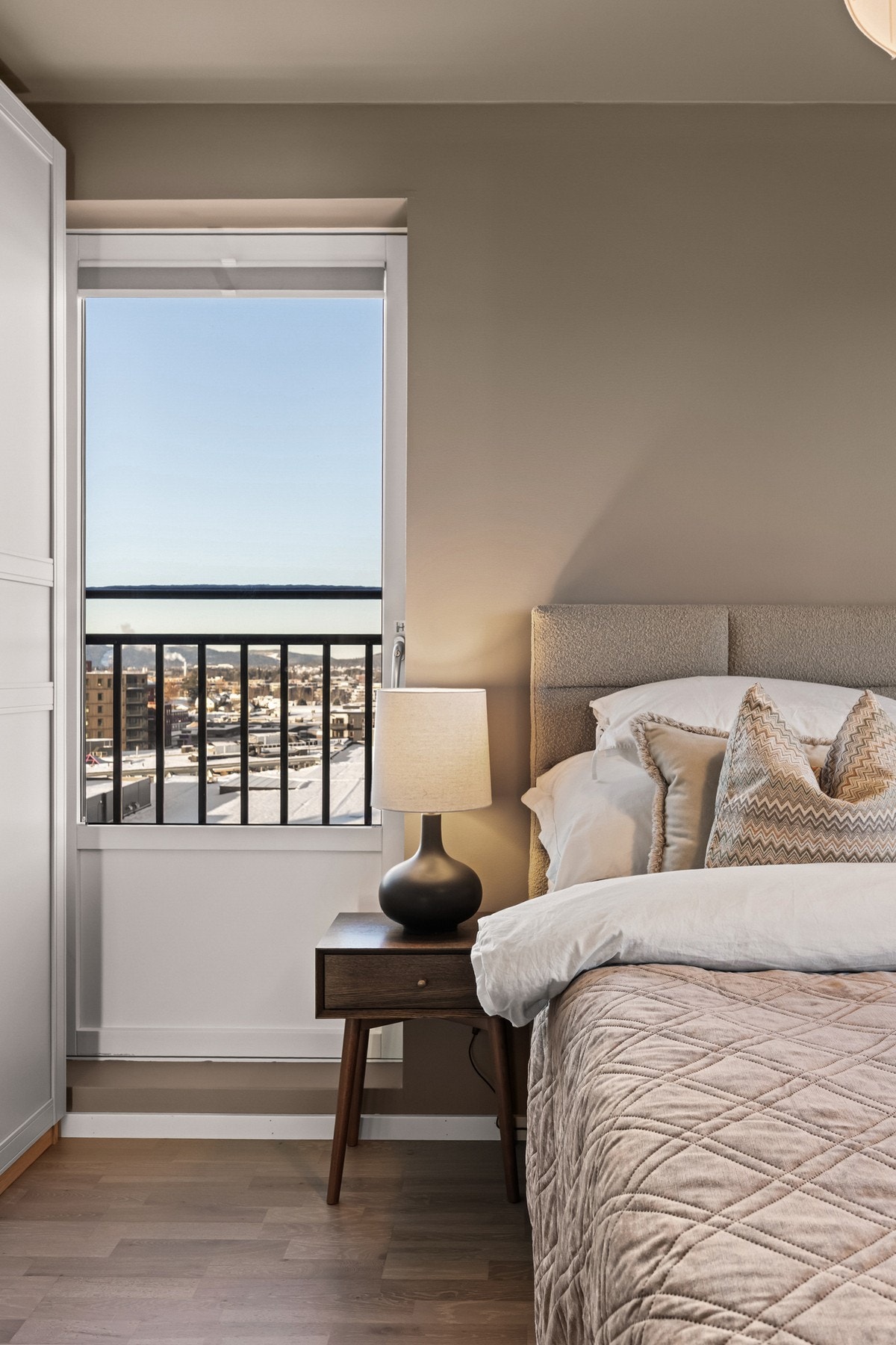 Fransk balkong. Lystette plissègardiner på vindu og balkongdør. Galleribilde