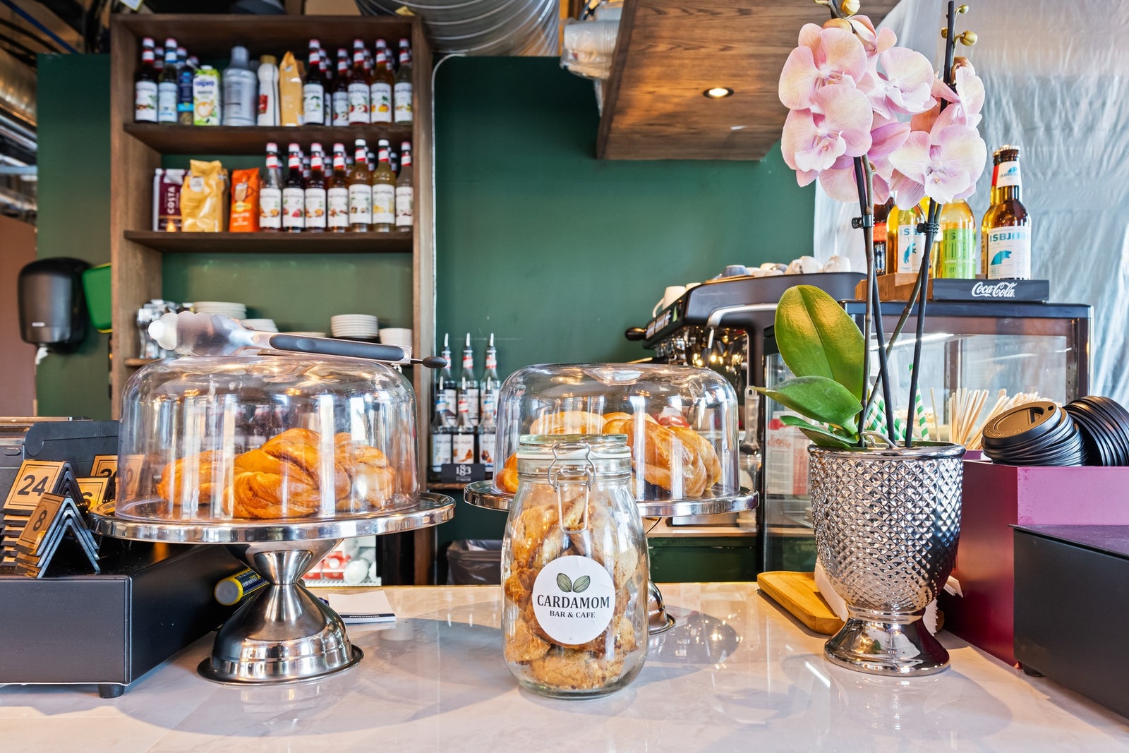 I bygget har du den populære kaféen Cardamom med alt fra kaffe, kaker, mat og vinsmaking! Galleribilde