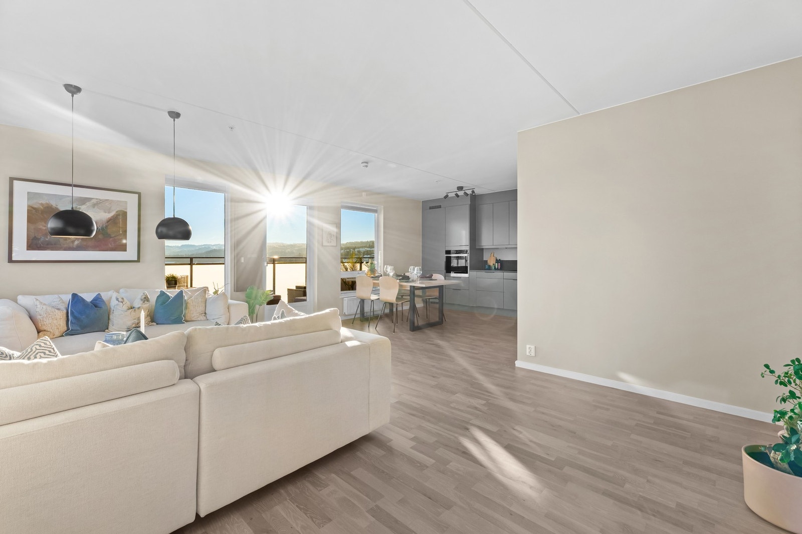 Stilig 3-stavs grålasert parkettgulv fra Kährs og glatte veggflater i fargen "Macchiato" Galleribilde