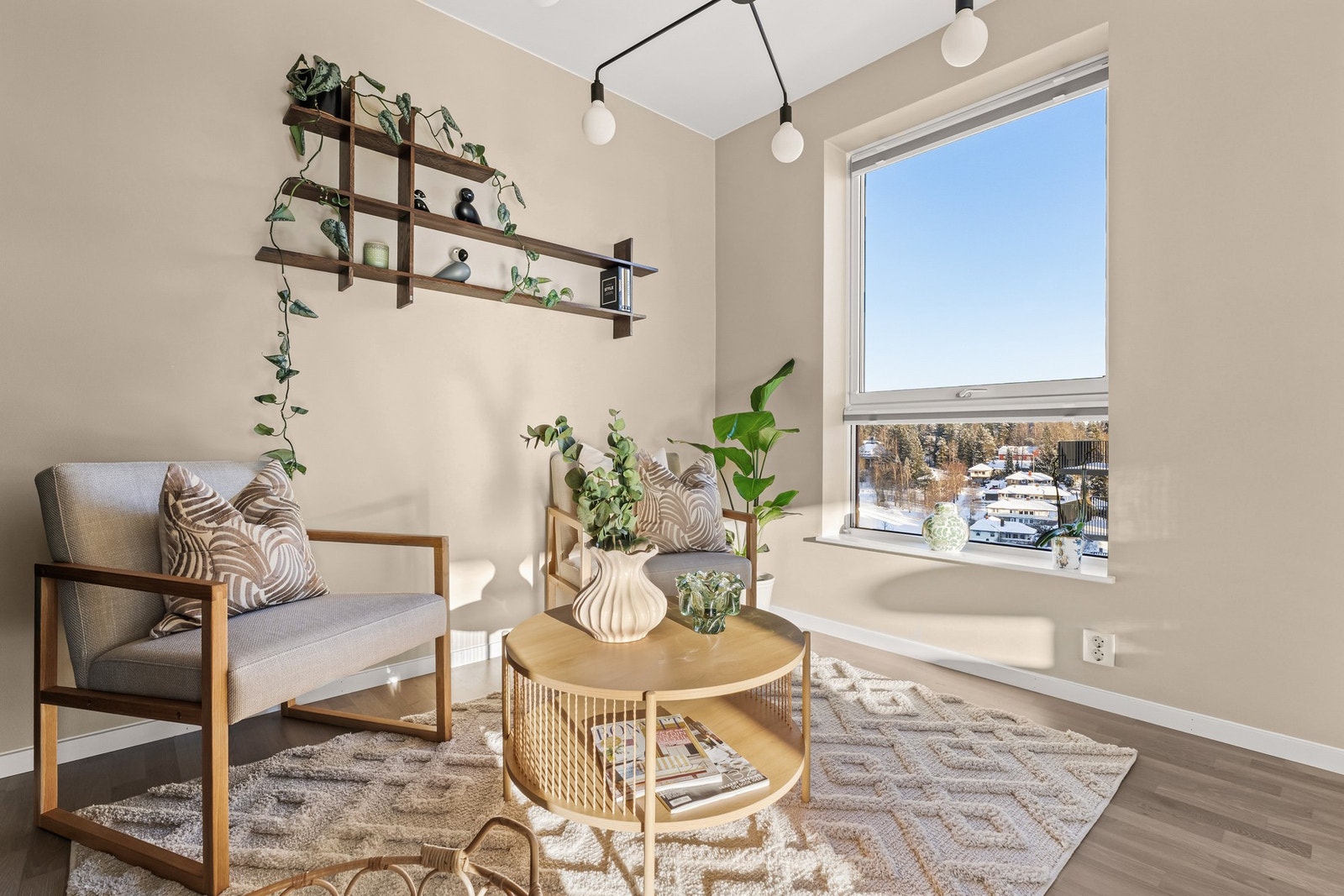 Hele boligen har store vindusflater som går rundt hele siden av bygget. Galleribilde