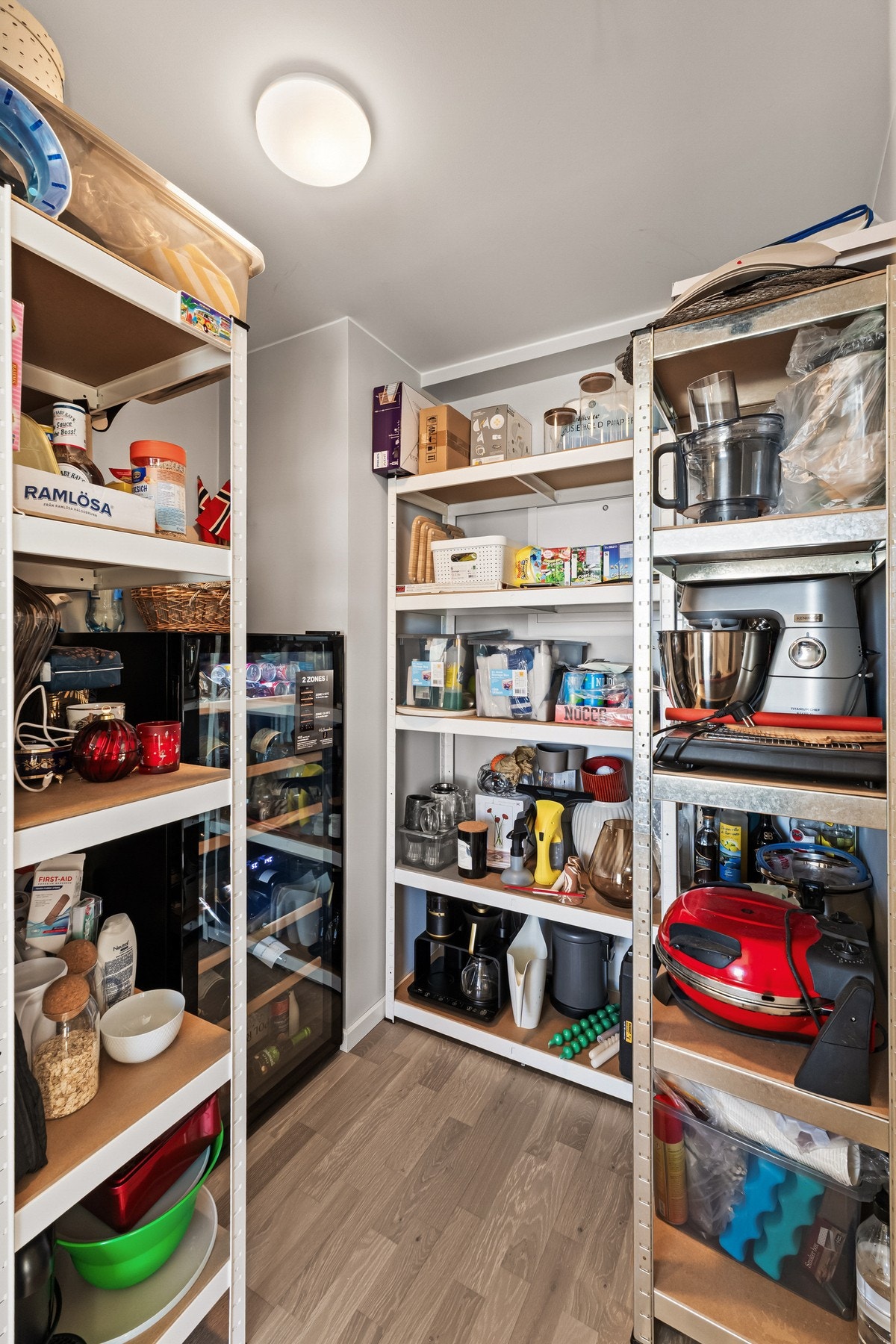 Innvendig bod på 3 kvm ved kjøkkenet! Plass til alt "rotet" og vinskap f.eks. Galleribilde