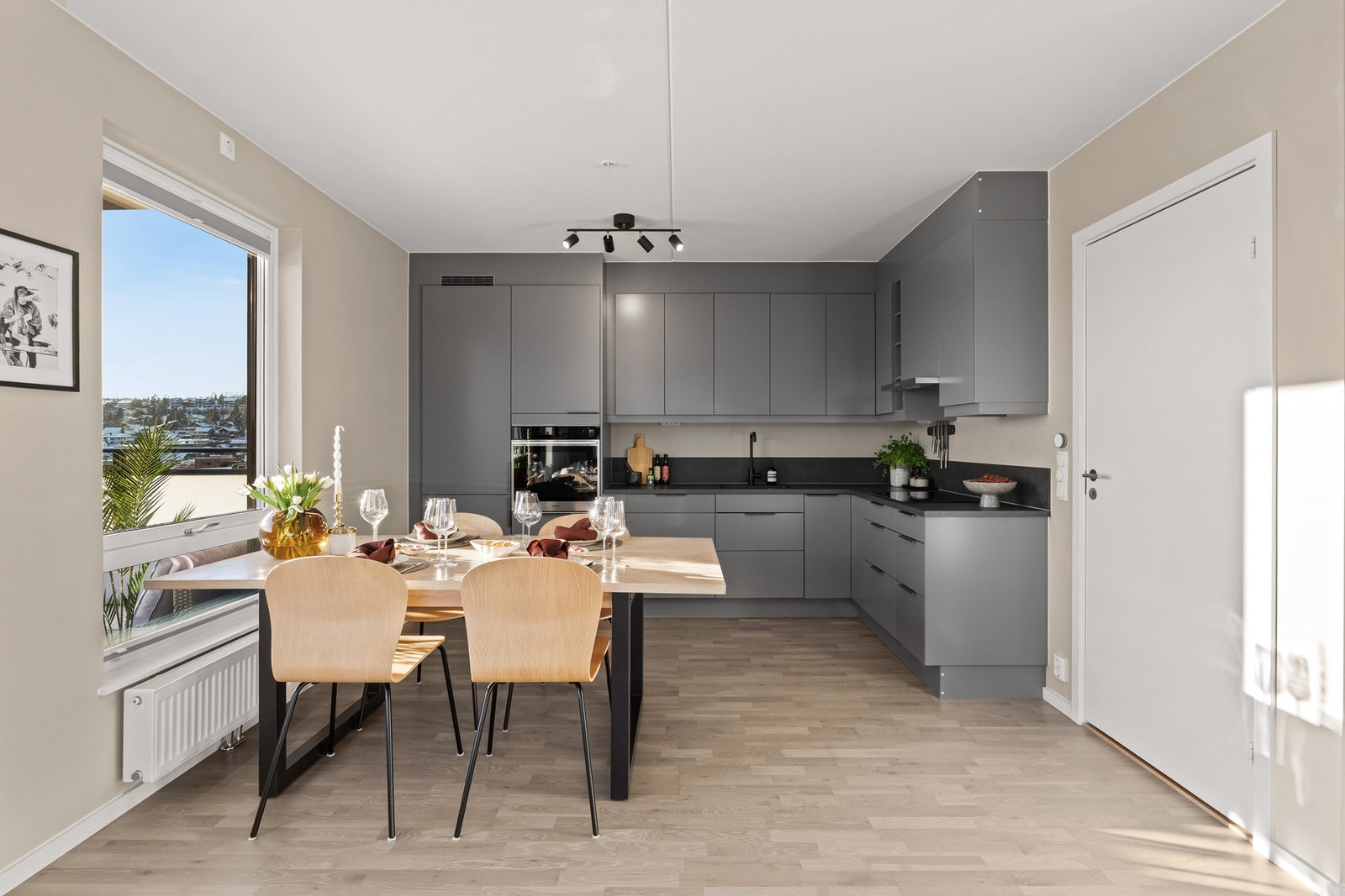 Integrerte hvitevarer som induksjonsplatetopp, stekeovn, oppvaskmaskin, og kjøl/fryseskap samt Røroshetta ventilator som fører matos ut av rommet. Galleribilde