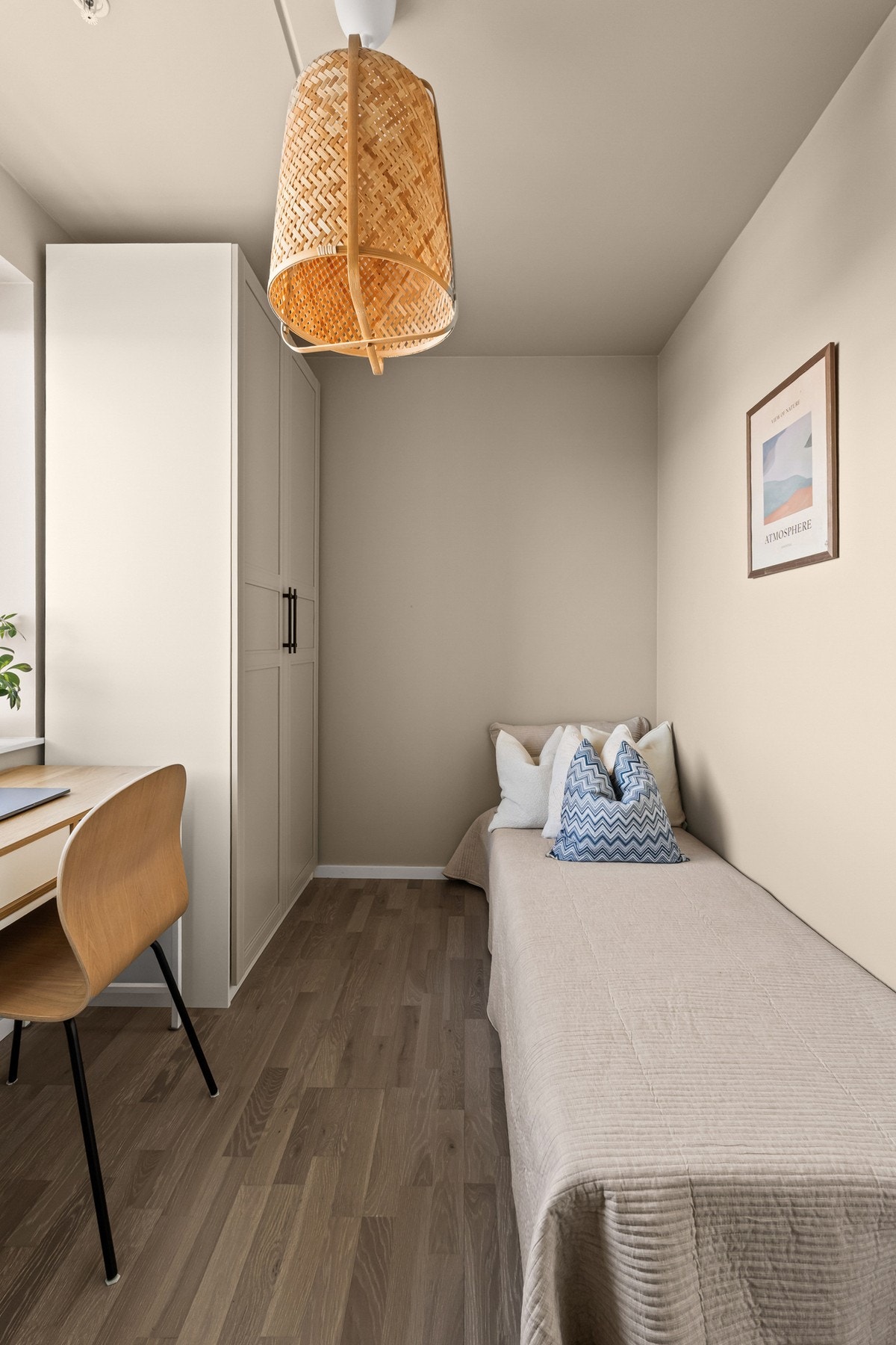 Med dagens planløsning er det plass til 100 cm seng, 2x100 garderobeskap og kontorpult! Galleribilde