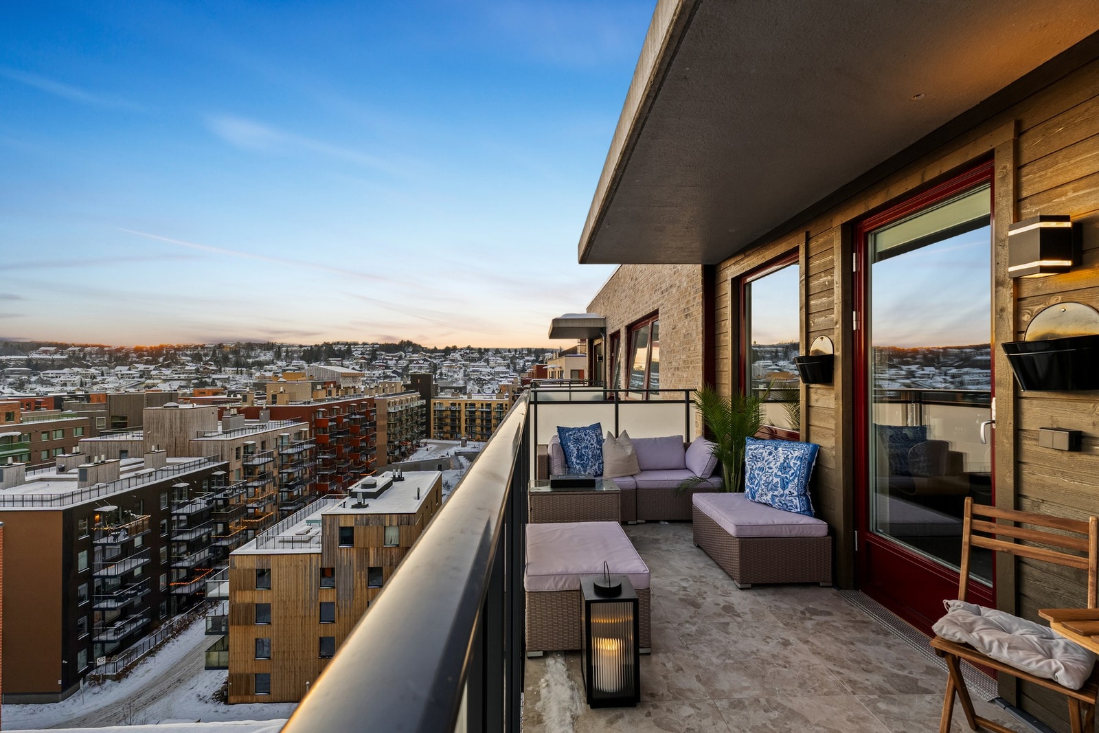 Velkommen til denne fantastiske og råflotte topp- hjørneleiligheten i Gamleveien 89 presentert av Karl Nguyen v/ PrivatMegleren! Galleribilde