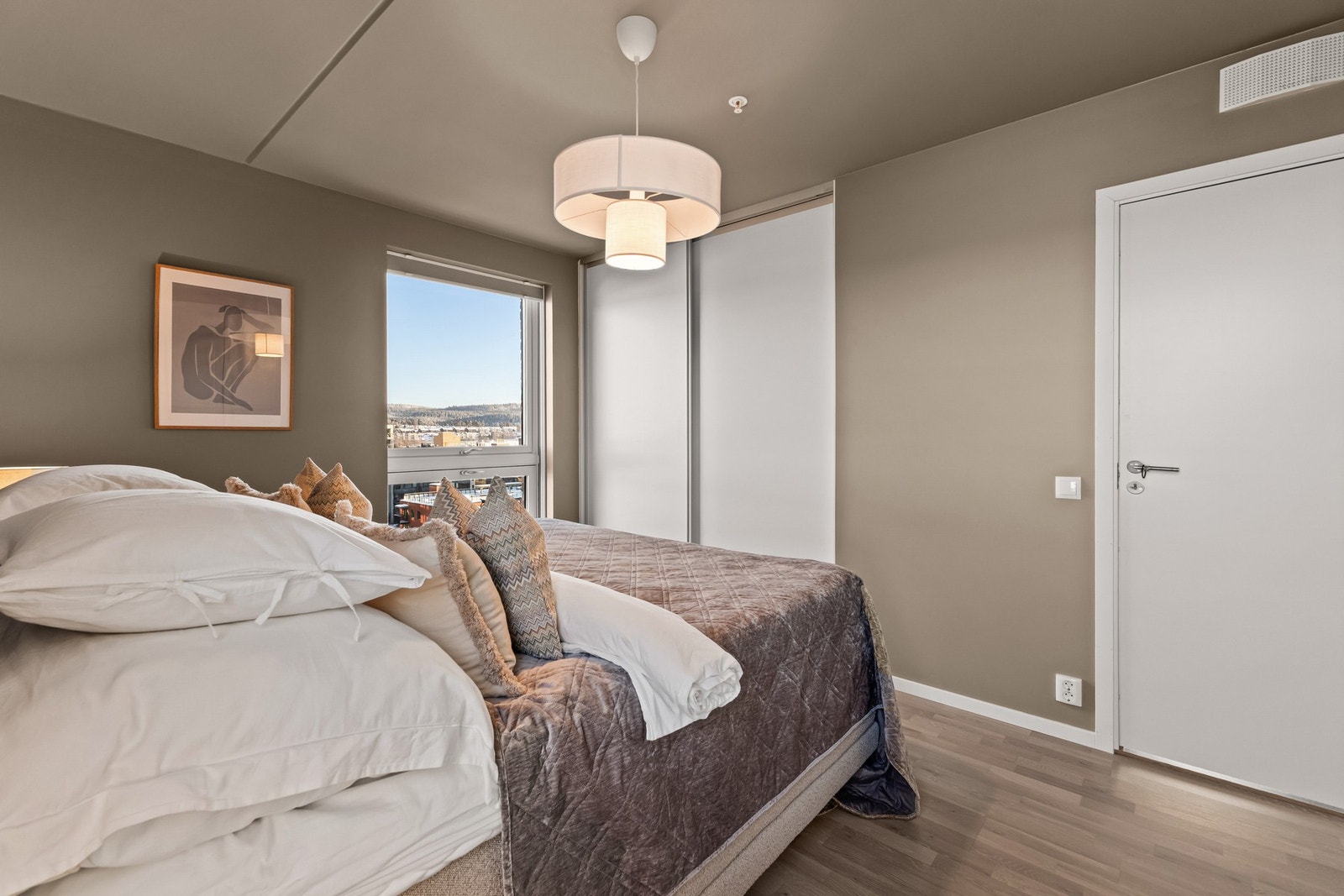 Innfelt skyvedørsgarderobe med 200 cm innredning i eik og dører fra elfa. Galleribilde