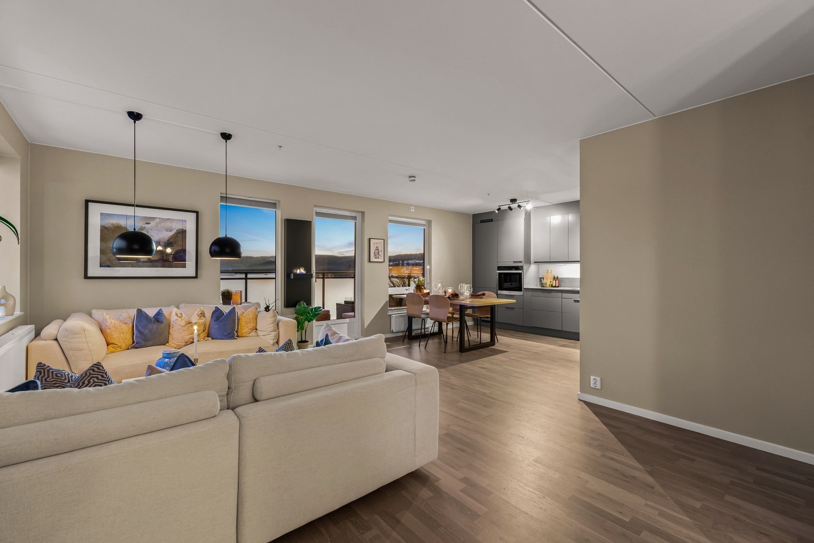 Svanemerket bygg fra 2022, gjenværende nybyggaranti og kun TG1 vurderinger. Galleribilde