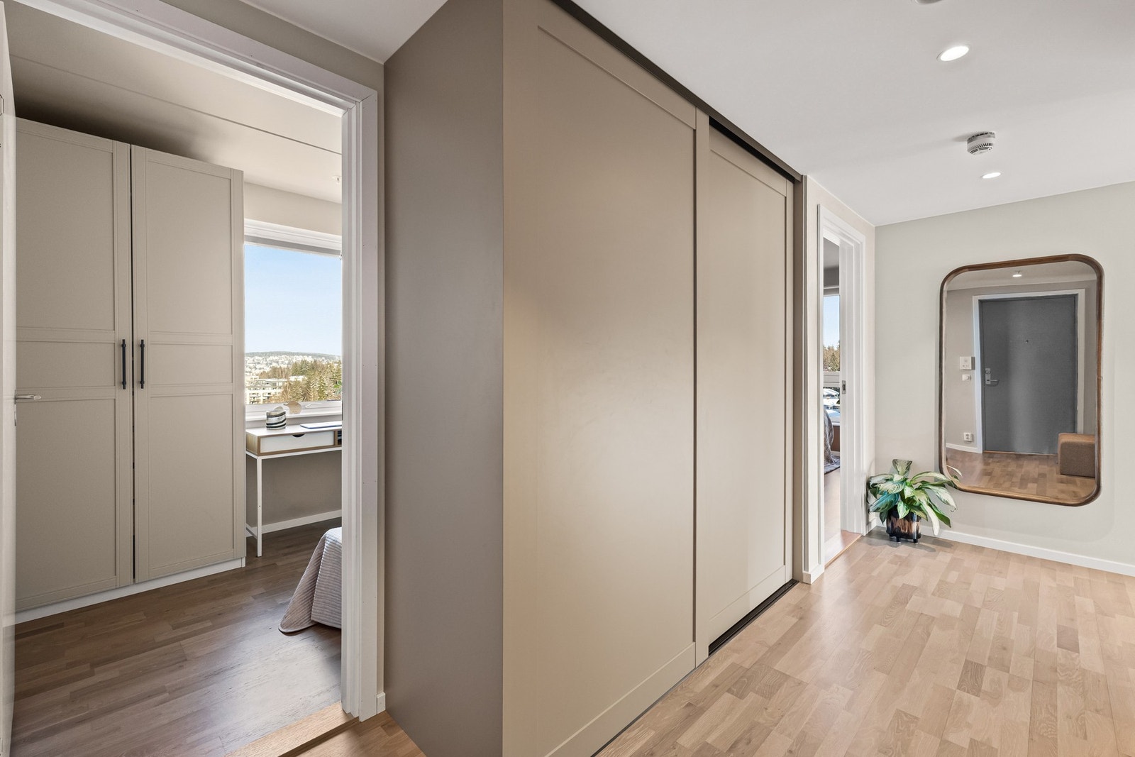 Stilig innredning i mørkt tre med masse plass til sko, yttertøy og diverse. Galleribilde