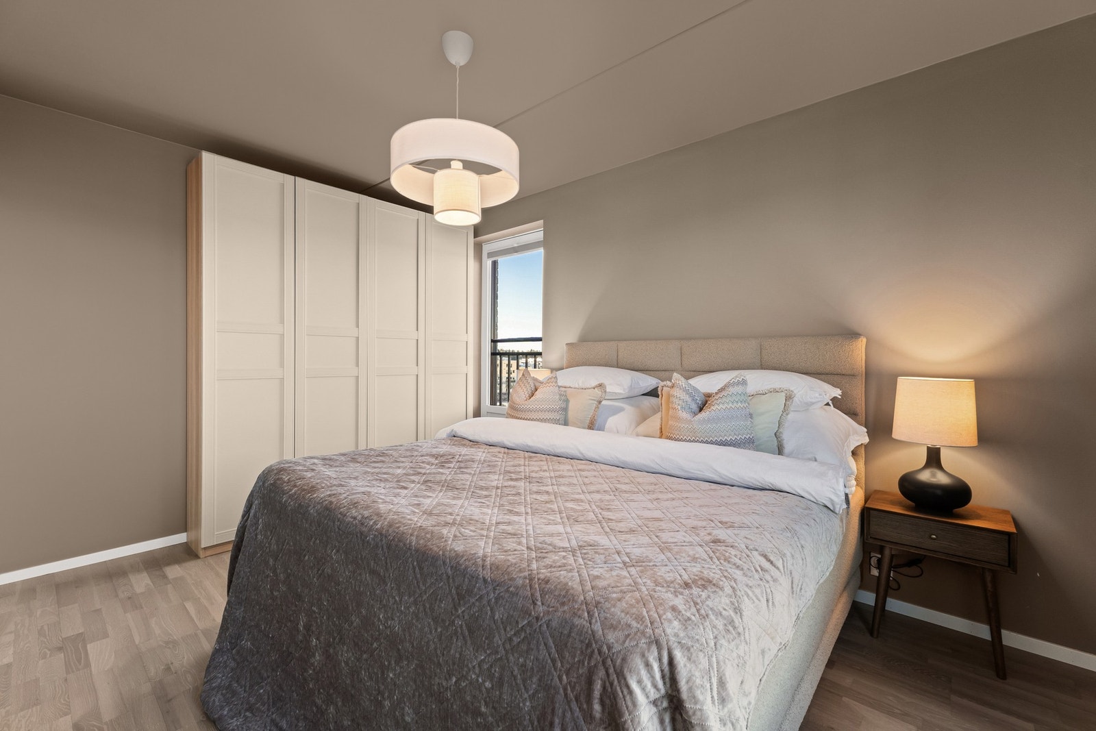 Ytterligere 200 cm garderobeskap med profilerte beige fronter og eik innredning. Galleribilde