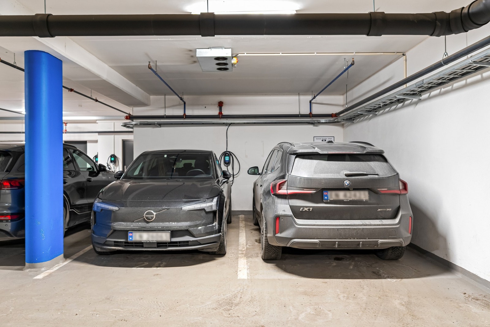 2 p-plasser og EL-lader i eget hjørnet. Plassene ble håndplukket til denne boligen! Galleribilde