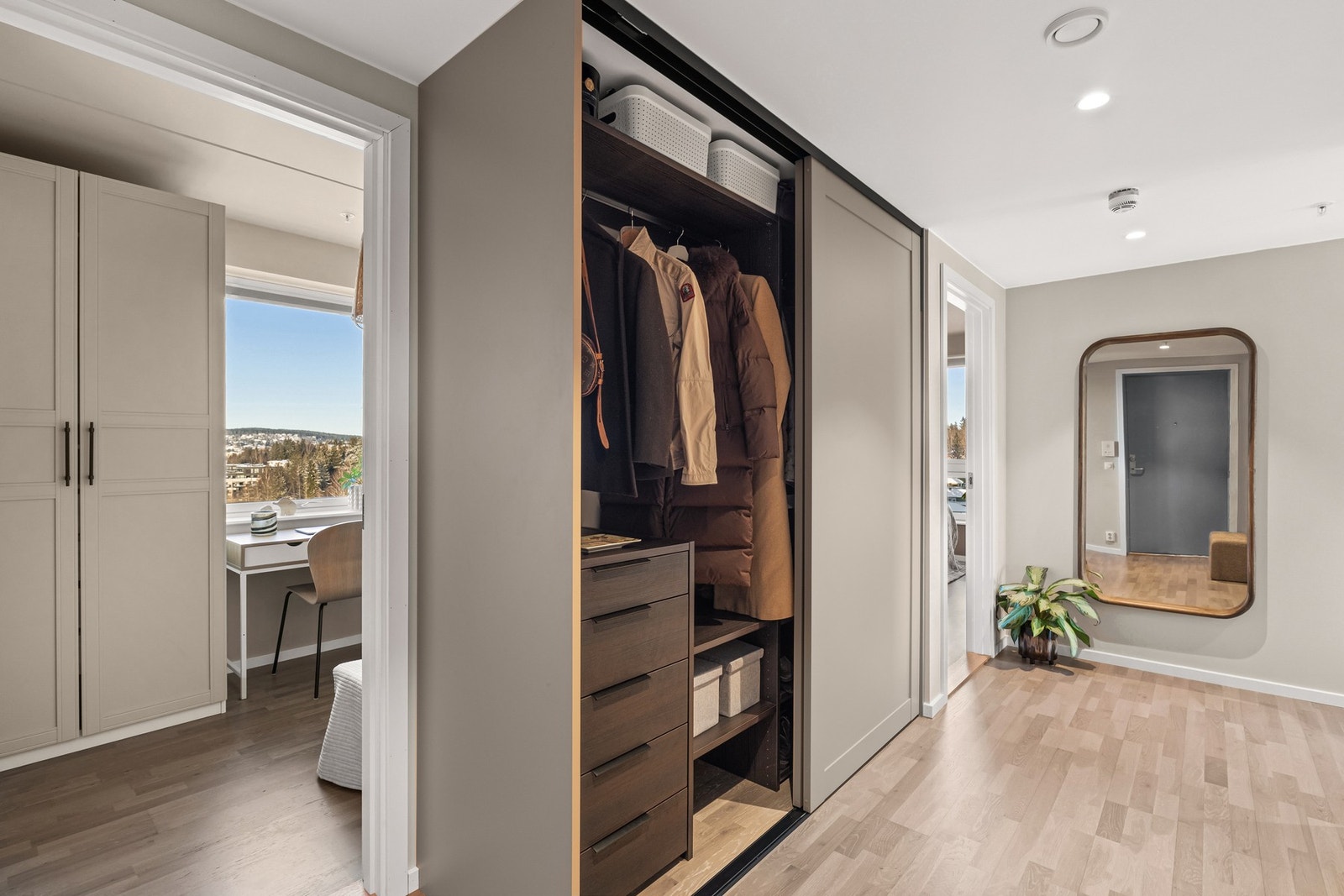 Skyvedørsgarderobe fra Drømmekjøkken bestilt på mål. Galleribilde