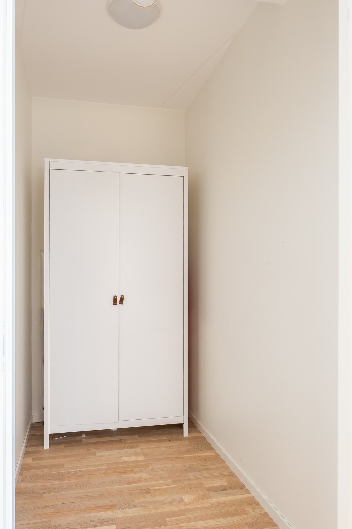 Man har også en innvendig bod på 3,5 kvm man kan bruke som garderoberom eller kanskje man trenger det som en hjemmekontorplass. Evt. god lagring + bod i kjeller. Galleribilde