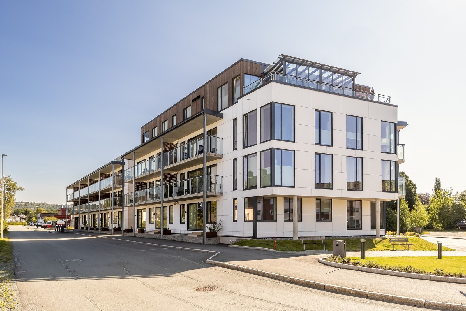 Rolig gate som går forbi bygget på siden leiligheten ligger. Bygget er et moderne og energieffektivt bygg med energikarakter A. Både varmtvann, oppvarming samt tv/nett og alle kommunale avgifter er inkludert i felleskostnad. Galleribilde