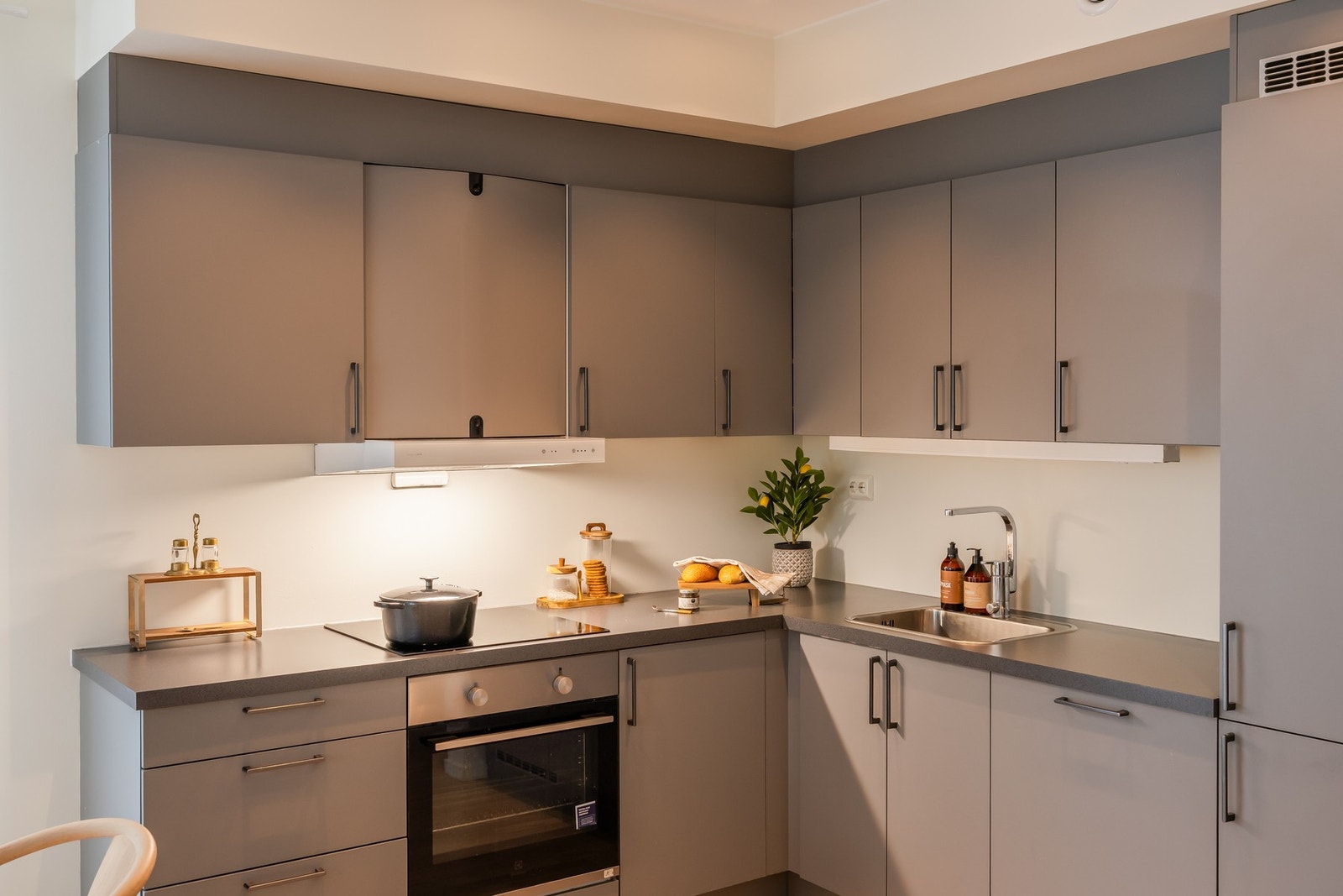 Av integrerte hvitevarer er det kjøleskap/fryser, oppvaskmaskin, platetopp og stekeovn. I tillegg er det installert både komfyrvakt og vannstopp-system. Galleribilde