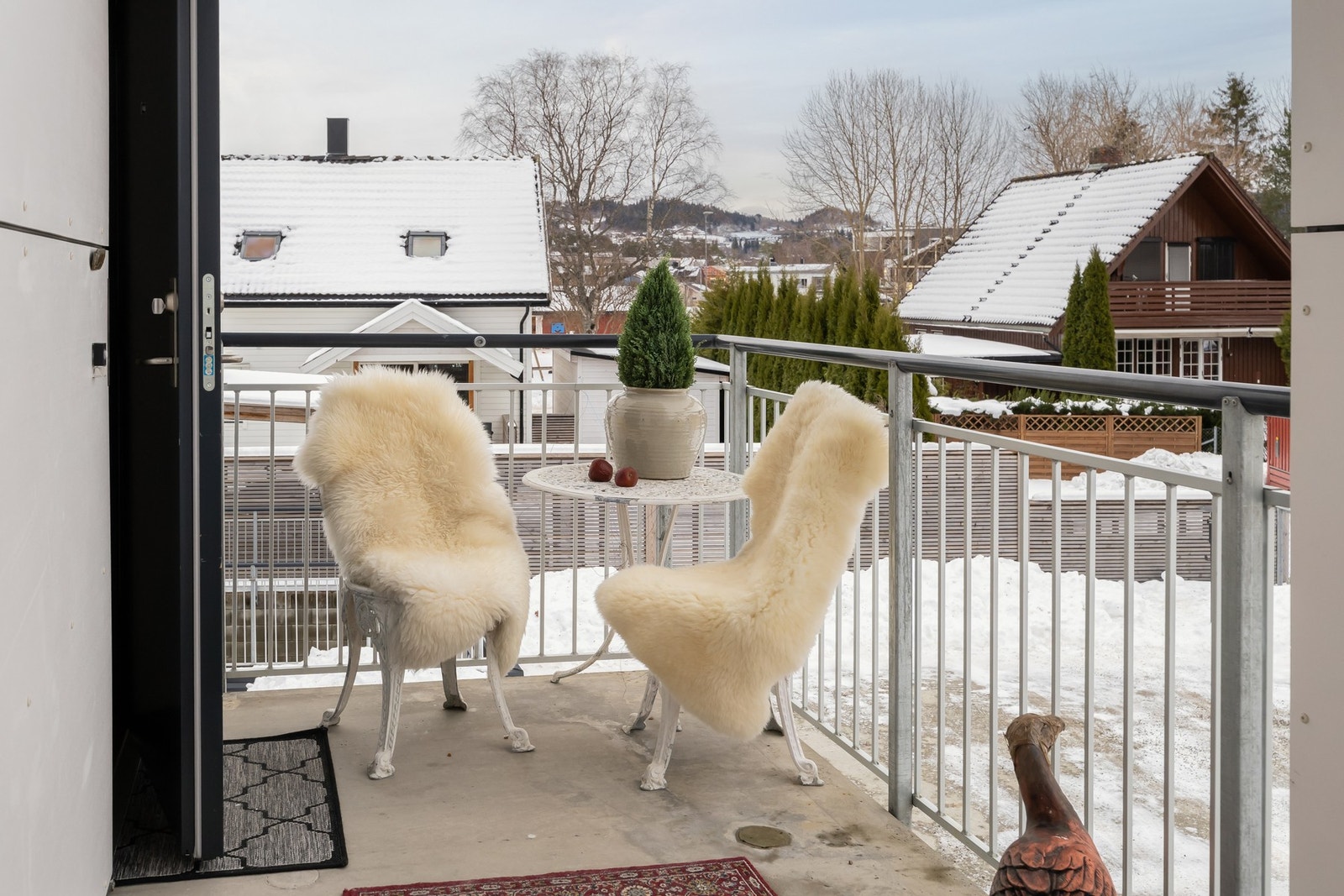 Endebeliggenhet gir muligheten for en liten sittegruppe også ved inngang for morgensol. Galleribilde