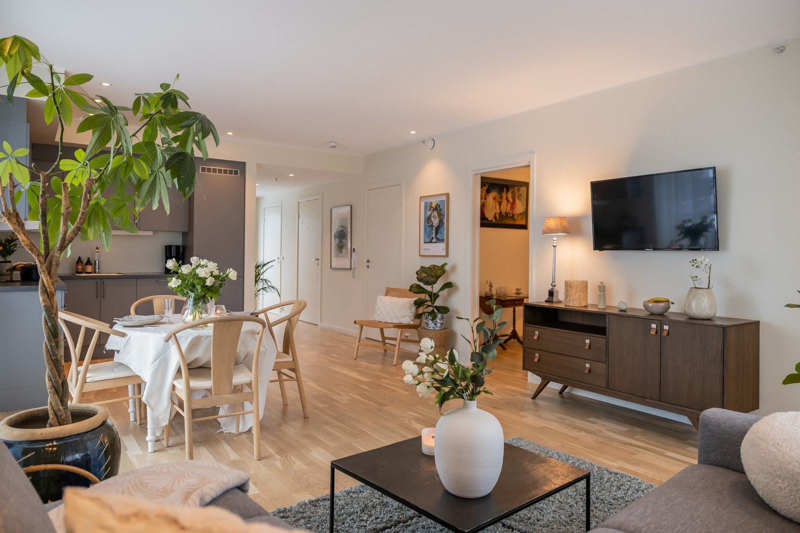 Stue og kjøkken rommer til sammen 30 kvm. Downlights i tak med dimming og forskjellige soner. Galleribilde