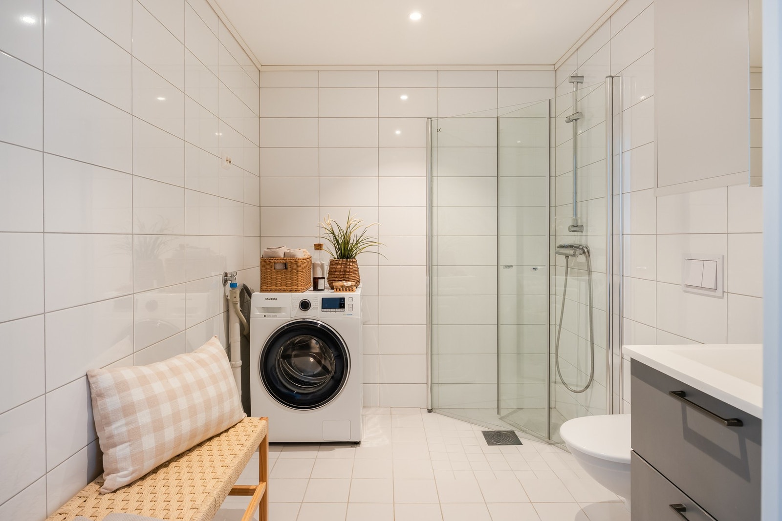 Pent. flislagt bad med behagelig varme i gulvet fra vannbåren varme. Galleribilde