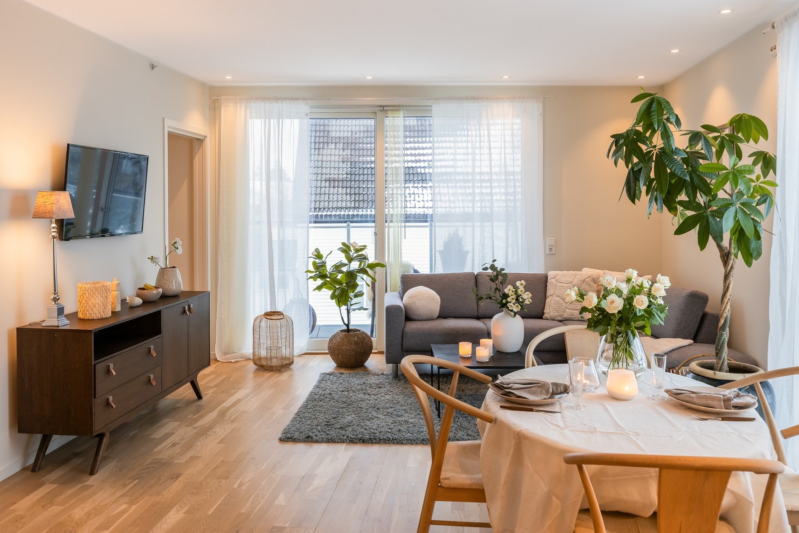 Romslig stue med god takhøyde med godt gjennomlys med store vinduer på begge sider. Gulvvarme med fjernvarme som er inkludert i felleskostnadene. Galleribilde