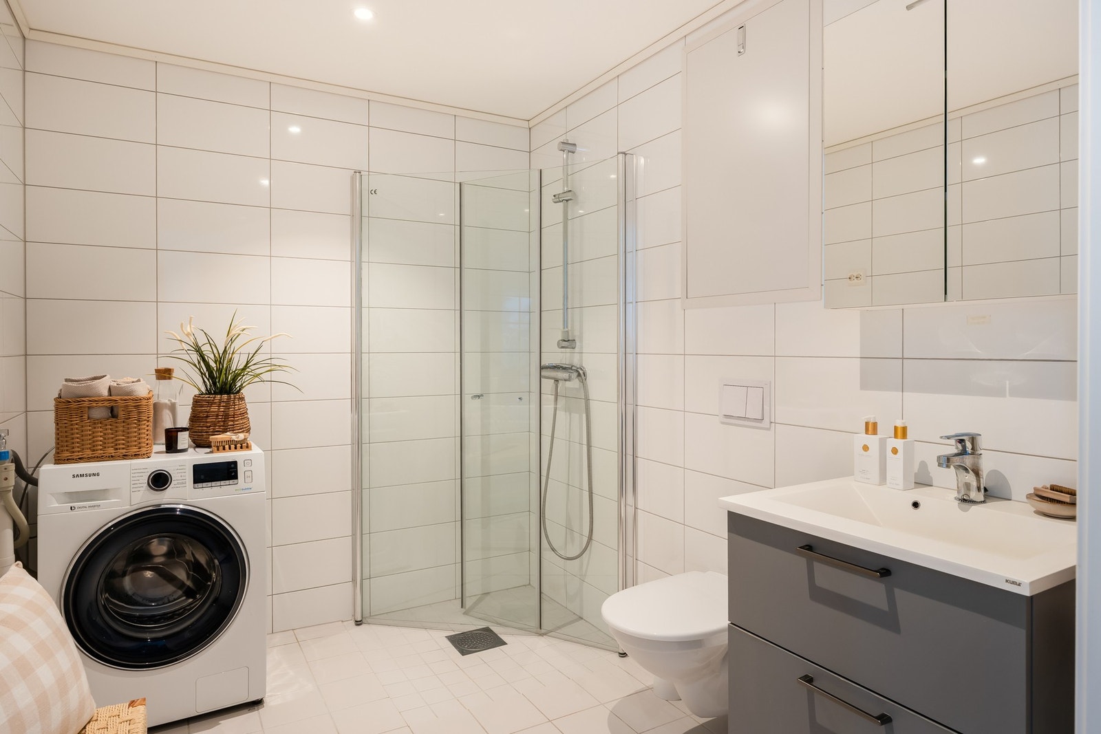 Dusjsonen på har innskyvbare dusjvegger va glass, som gir mulighet for frigjøring av plass på badet. Opplegg for vaskemaskin via kran og avløp. Galleribilde