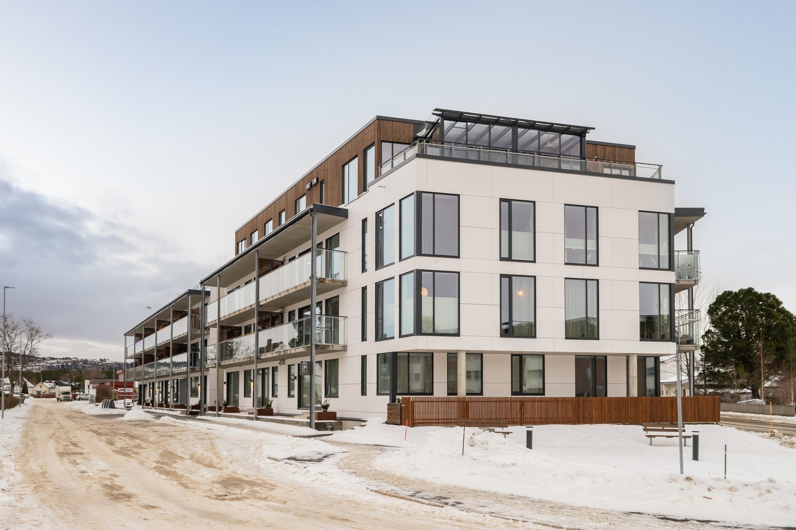 Beliggende midt i Stjørdal sentrum med gåavstand til alt Stjørdal har å by på. Stjørdal stasjon i umiddelbar nærhet med hyppige avganger av både buss og tog. Galleribilde