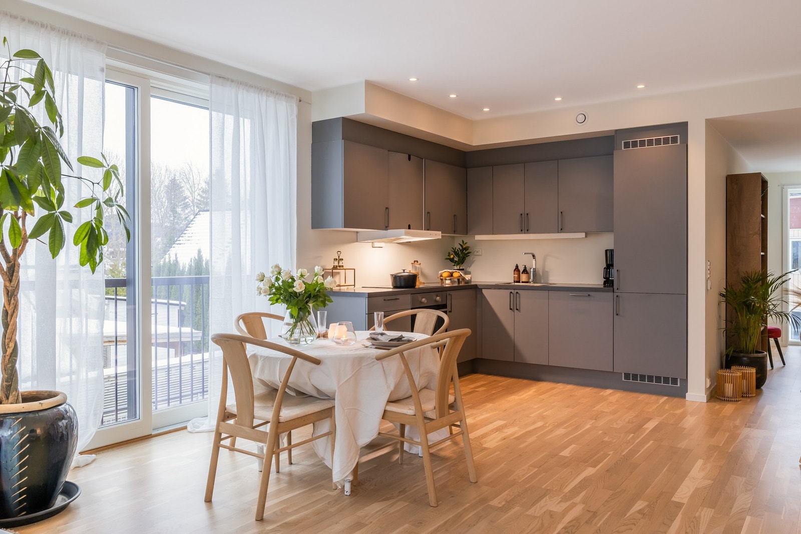 God plass til flere sittegrupper, og naturlig plass for spisestue ved kjøkkenet som ligger i rommets hjørne. Galleribilde