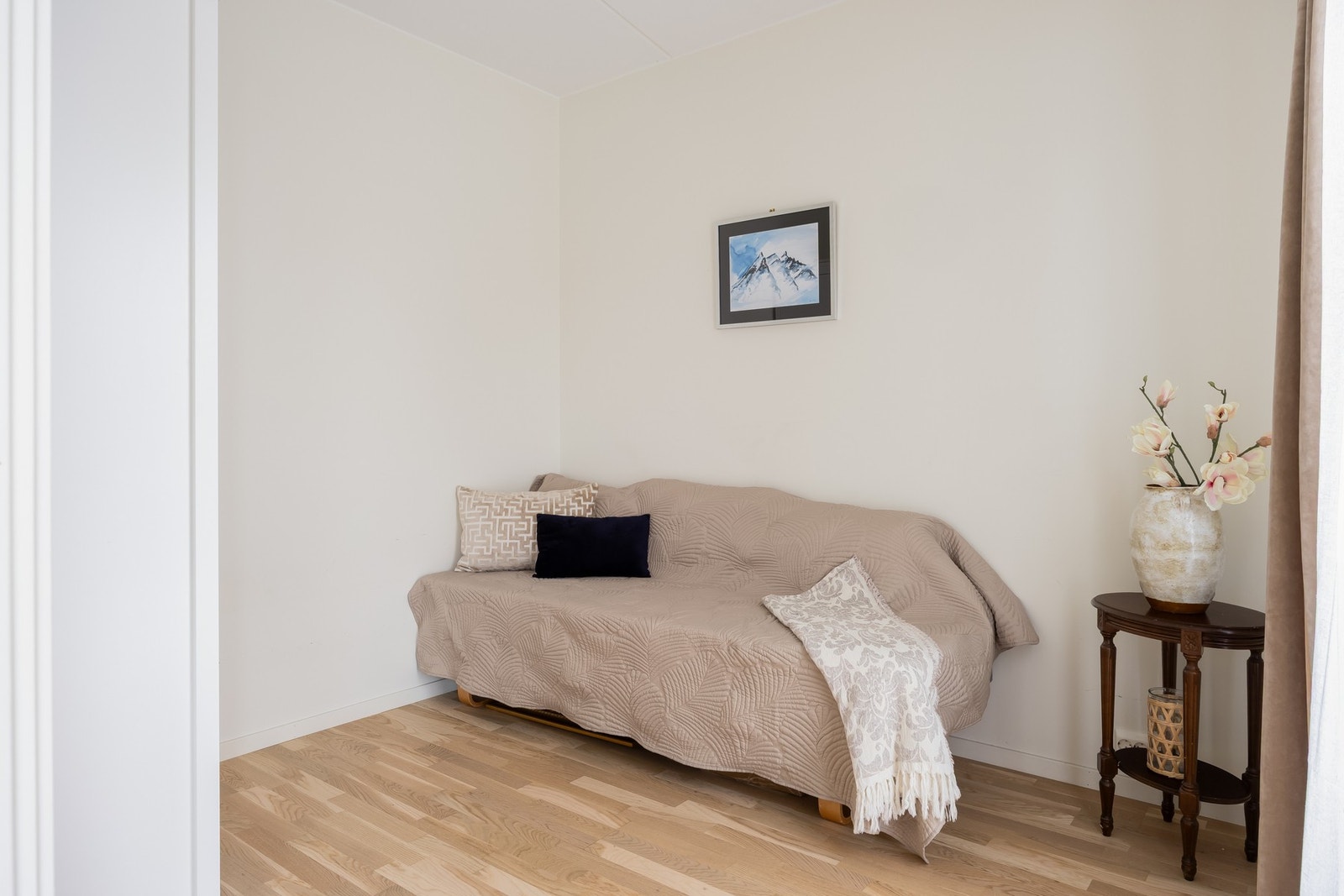 Soverom 2 har en praktisk størrelse på 8 kvm og har blitt brukt som gjesterom og garderoberom. Galleribilde