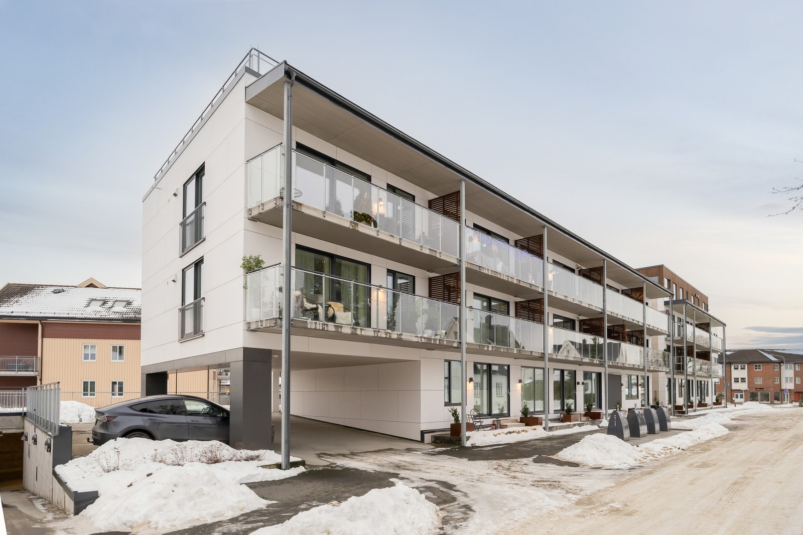 Leiligheten ligger også fint til i bygget med både ende- og hjørnebeliggenhet samt at det ikke er noen leilighet under, som gjør det til en svært stille leilighet. Låst hovedinngang og takoverbygg hele veien til garasjekjeller gjør det praktisk og trygt. Galleribilde