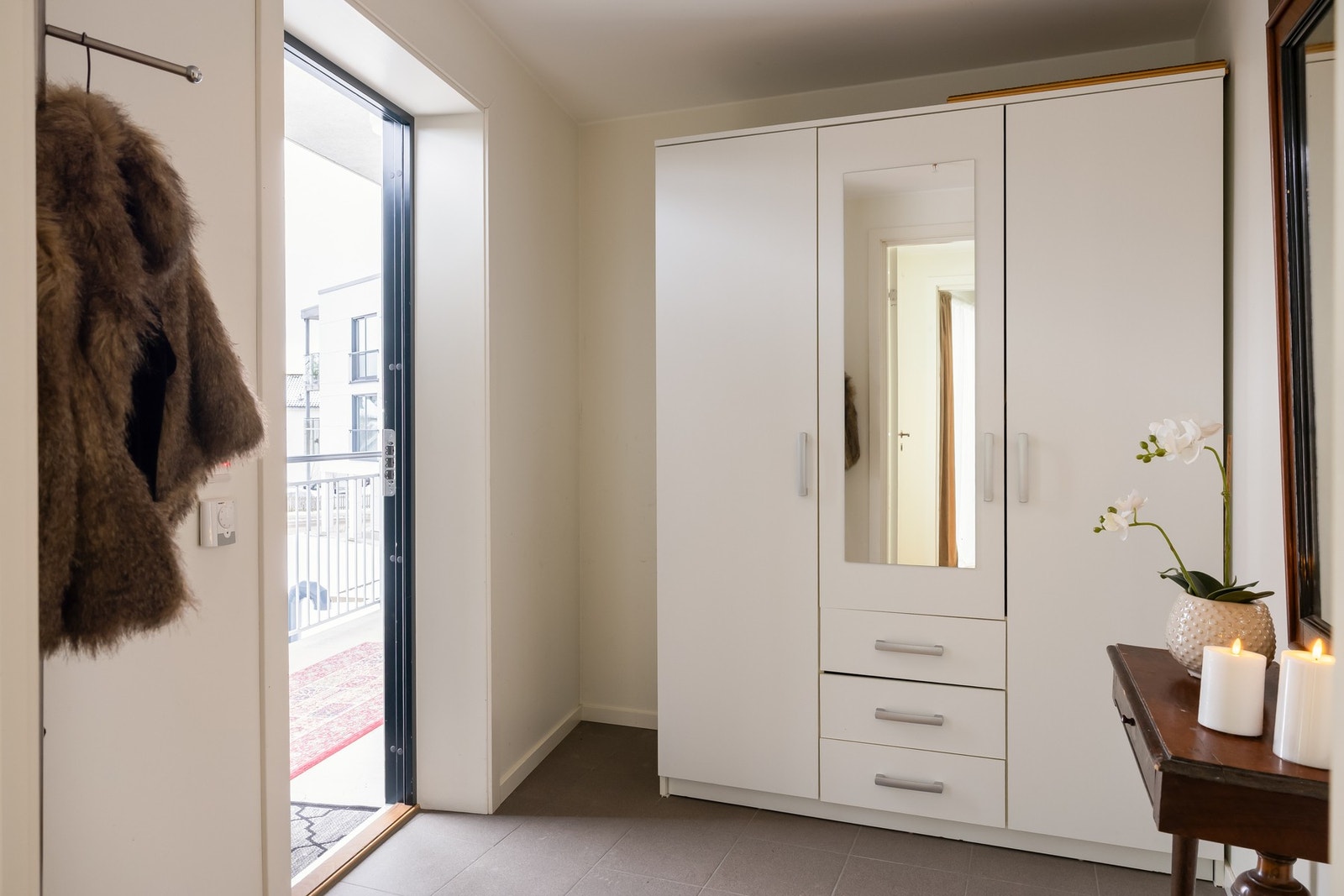 Enkel adkomst til leiligheten via heis både fra hovedinngang og parkeringskjeller. I entréen har du god plass til garderobe og enkel tilgang til alle rom. Smart løsning med bryter for å skru av alle lys før du drar. Galleribilde