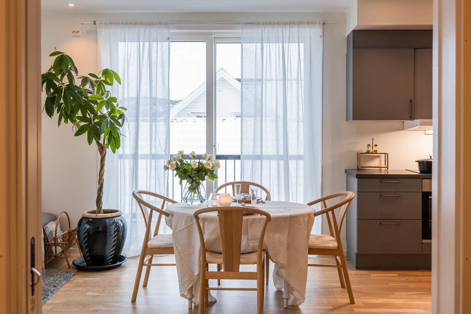 Godt med lysinnslipp i stuen takket være de store vinduene. Fransk balkong med skyvedør ved spisestuedel. Galleribilde