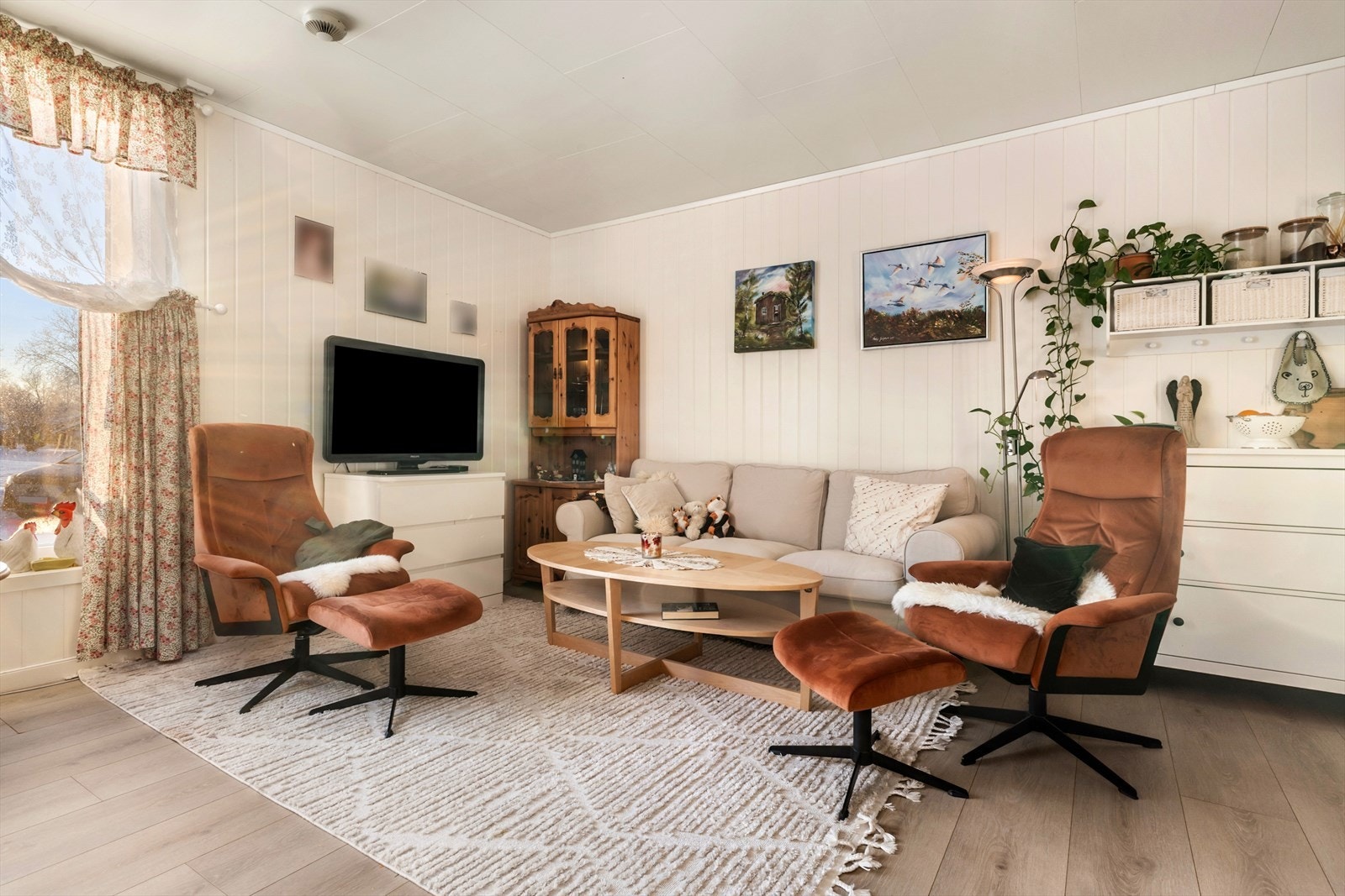 Leiligheten går over ett plan og inneholder vindfang, 2 soverom, stue/kjøkken, bad og vaskerom. Galleribilde