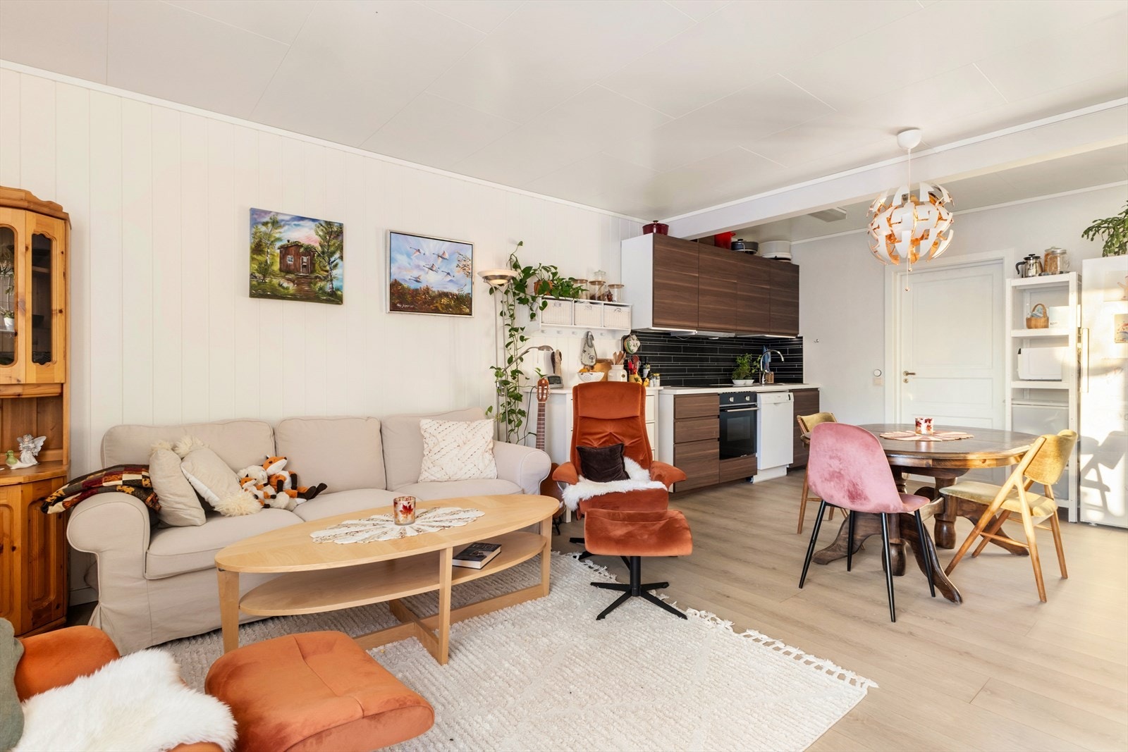 Stue og kjøkken er i åpen løsning. Om ønskelig er det mulig å utvide kjøkkeninnredningen med flere skap og mer benkeplass. Galleribilde