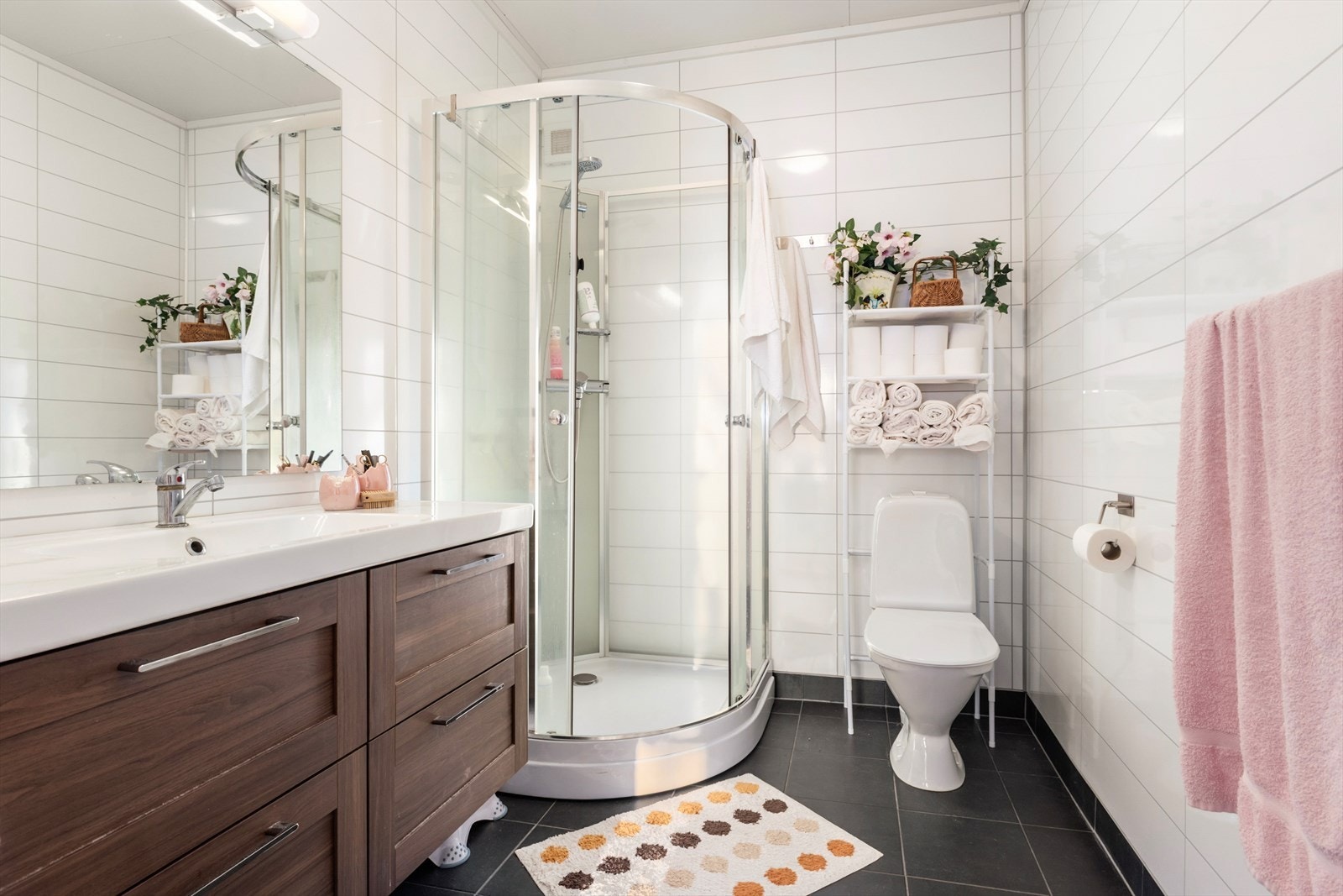 Det ble gjort tiltak på badet i 2021, med nye baderomsplater, innredning og dusjkabinett. Galleribilde