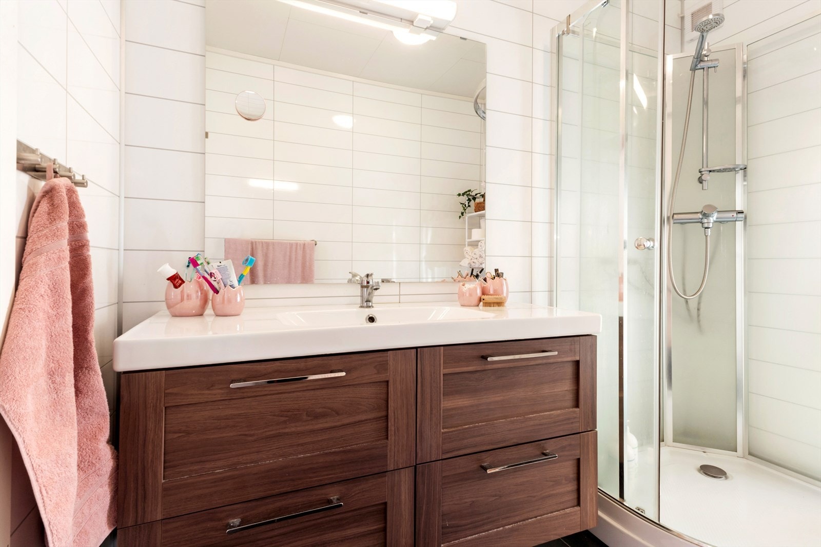 Det er elektriske varmekabler i gulvet på både bad og vaskerom Galleribilde