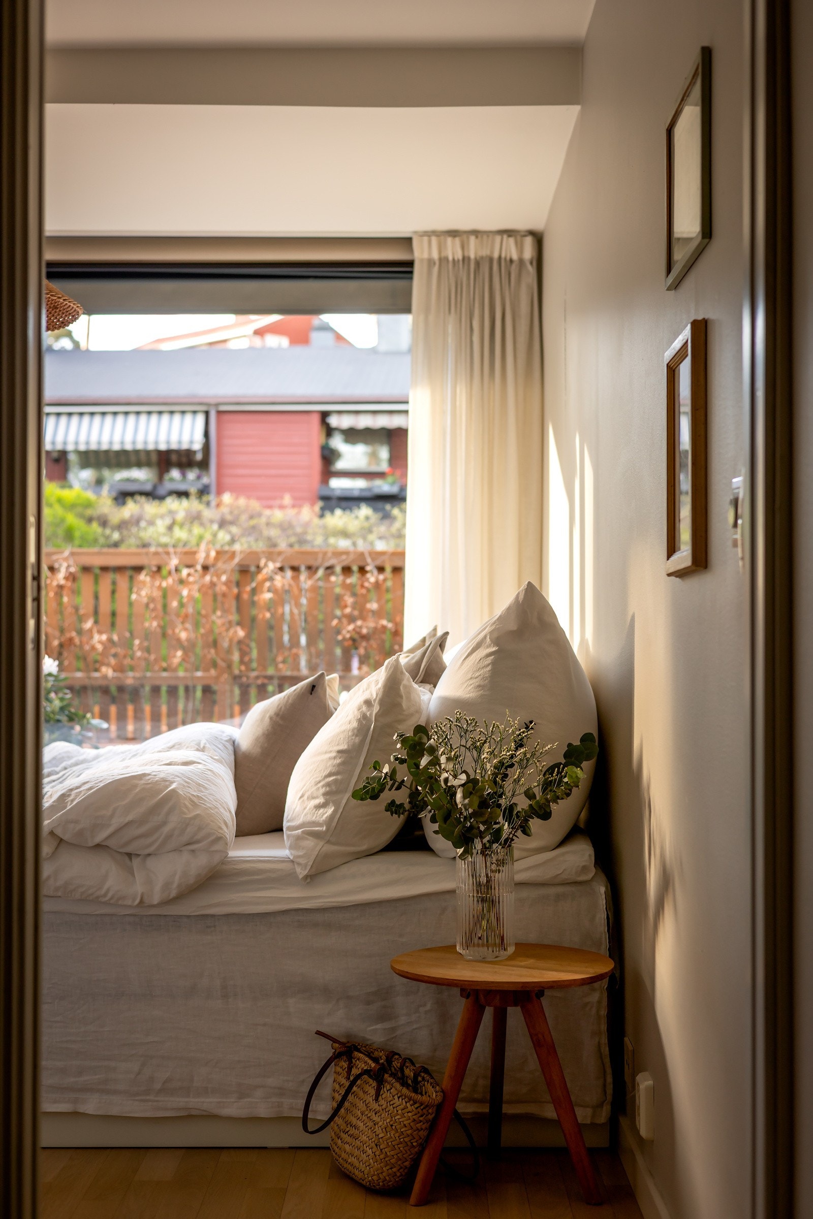 Hovedsoverommet har god plass til dobbeltseng og nattbord på hver side Galleribilde