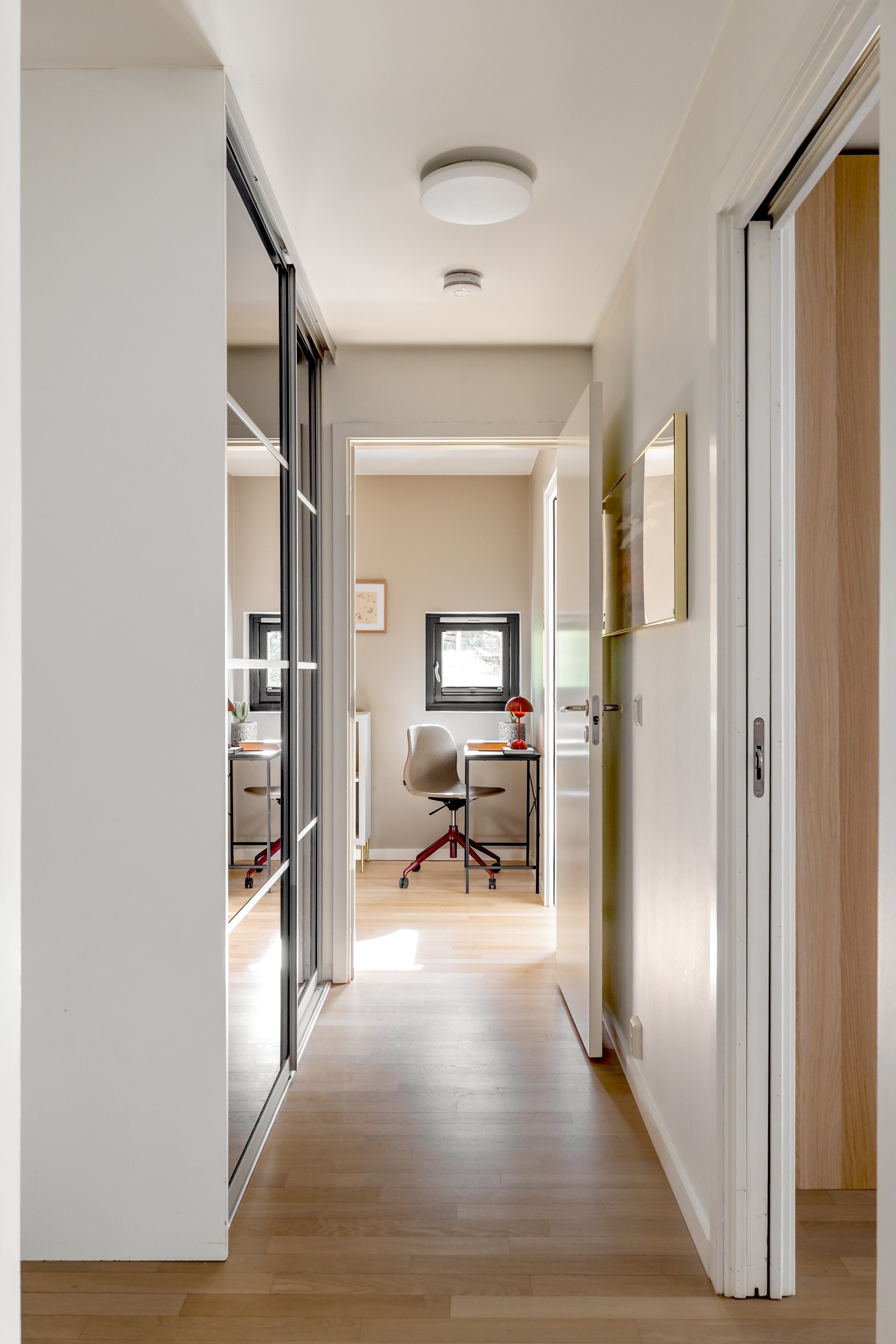 I gang inn mot soveromsavdelingen er det romslig garderobeskap Galleribilde